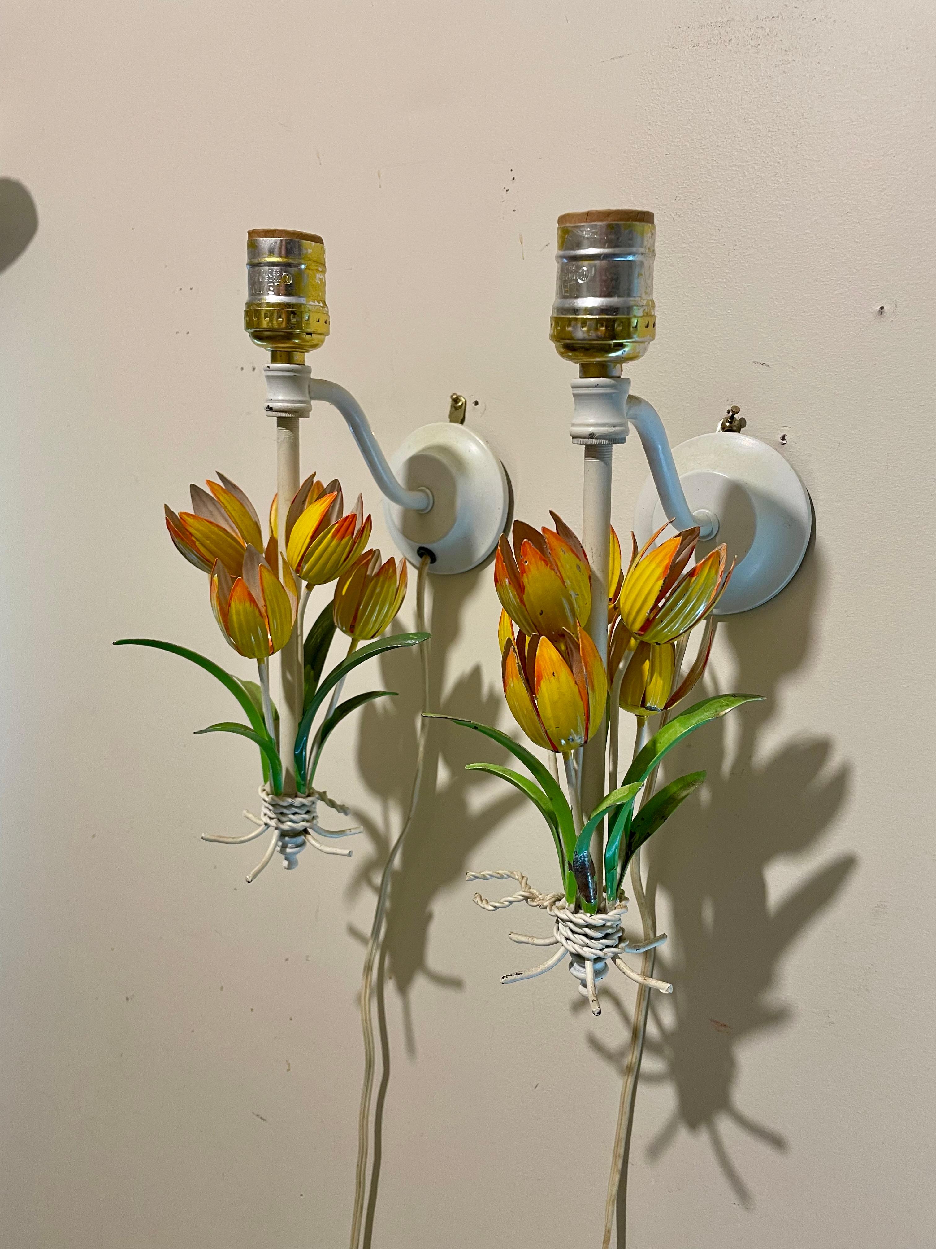 Paar italienische, mit Tulpen bemalte Wandleuchter. Hübsches florales Design mit fünf Tulpen und grünen Blättern auf jeder Leuchte, verdrahtet wie abgebildet in gutem Zustand. Leichte alters- und gebrauchsbedingte Abnutzung der Lackierung. Jede