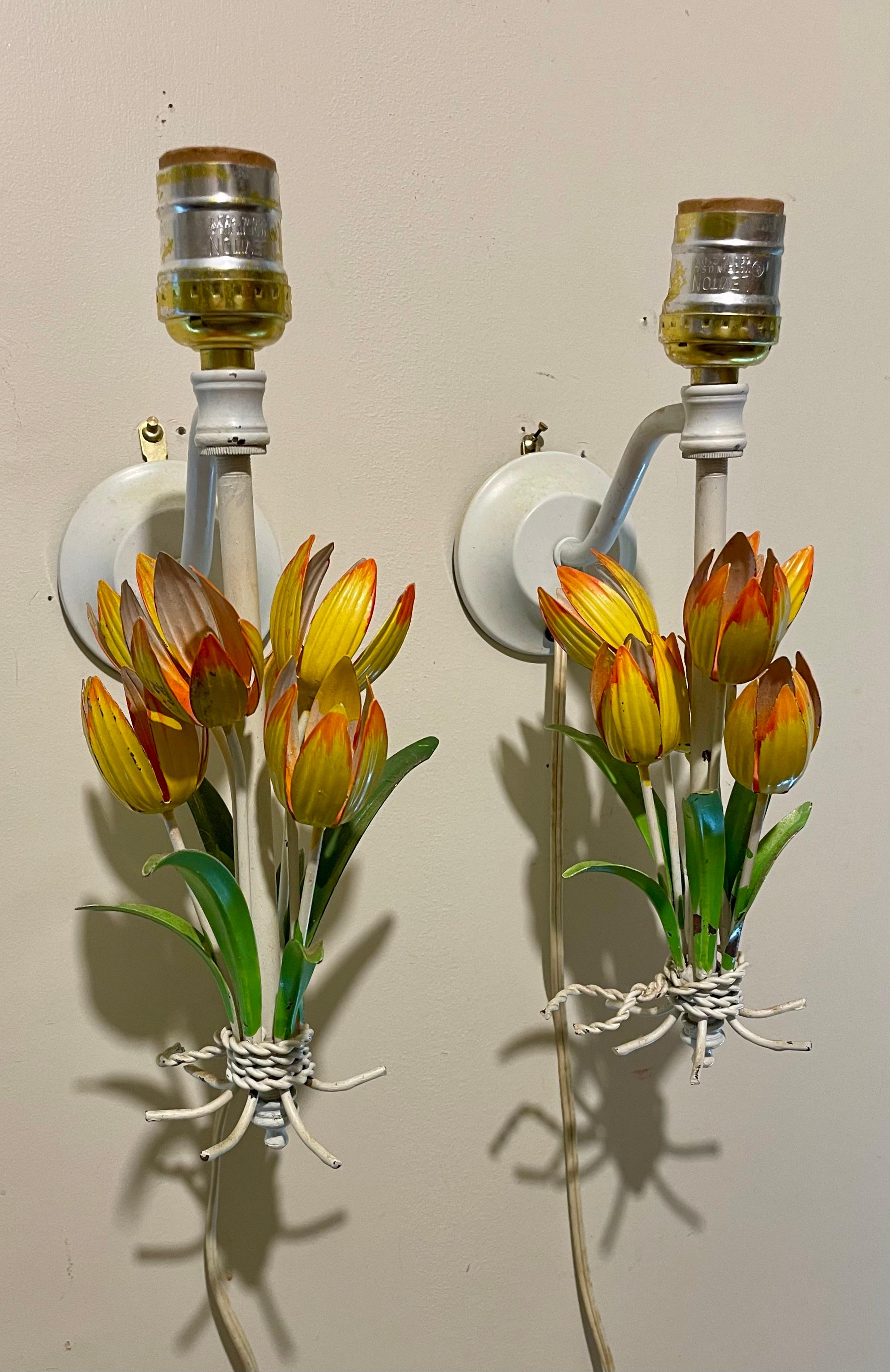 Paar italienische Vintage-Tulpen-Wandleuchter, Tole-bemalt, Tulpen (Hollywood Regency) im Angebot