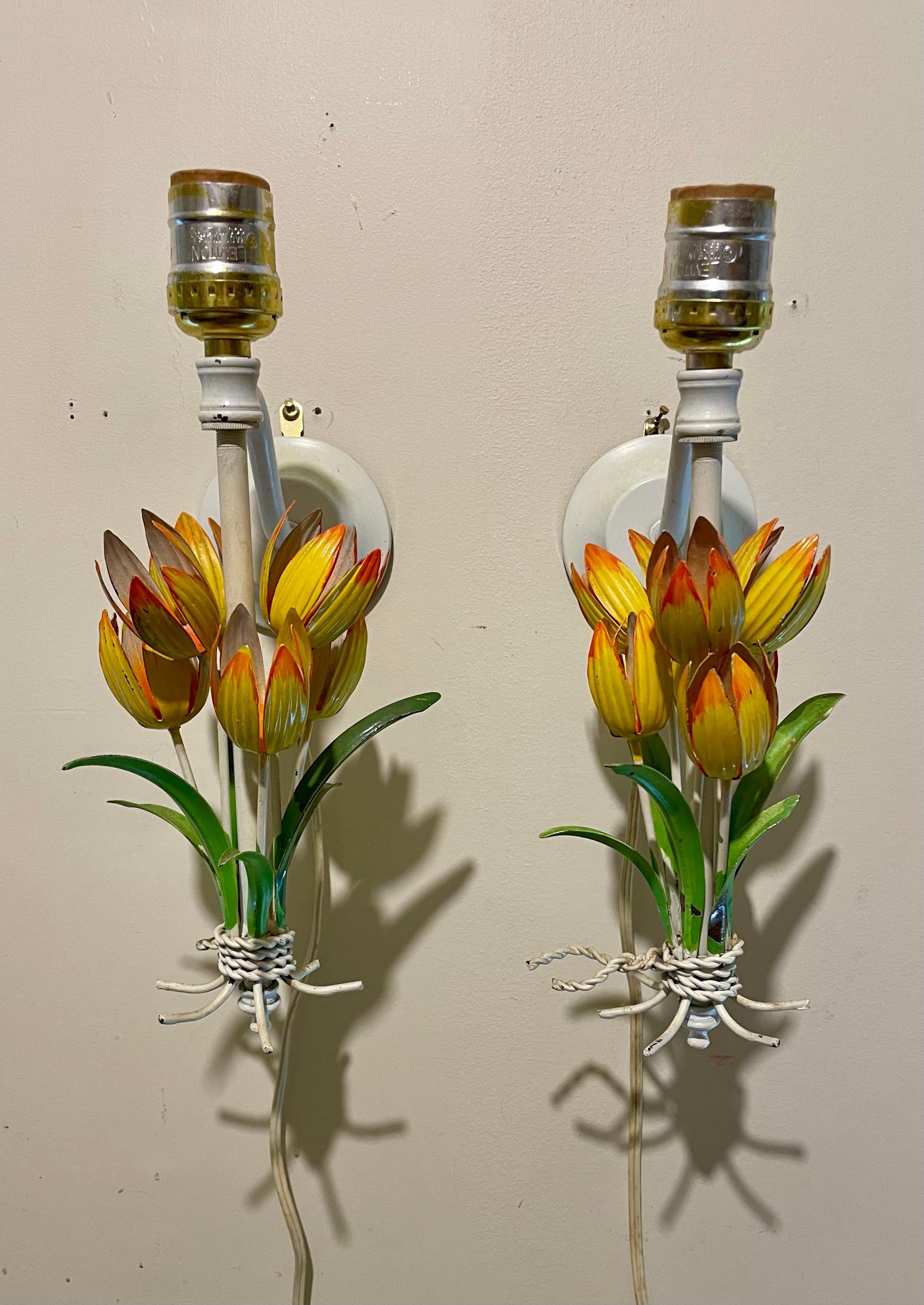 Paar italienische Vintage-Tulpen-Wandleuchter, Tole-bemalt, Tulpen (Italienisch) im Angebot