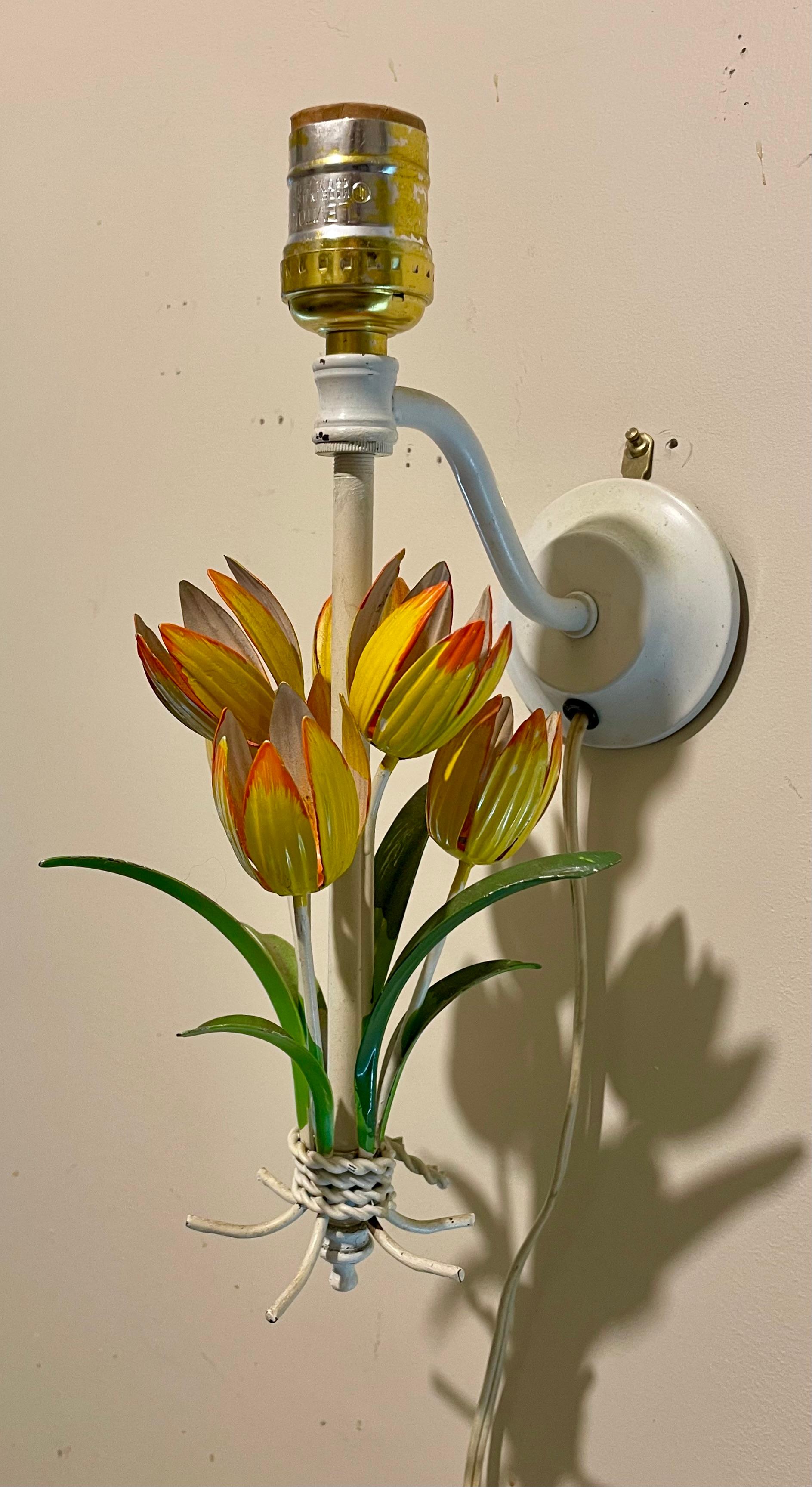 Paar italienische Vintage-Tulpen-Wandleuchter, Tole-bemalt, Tulpen (Gemalt) im Angebot