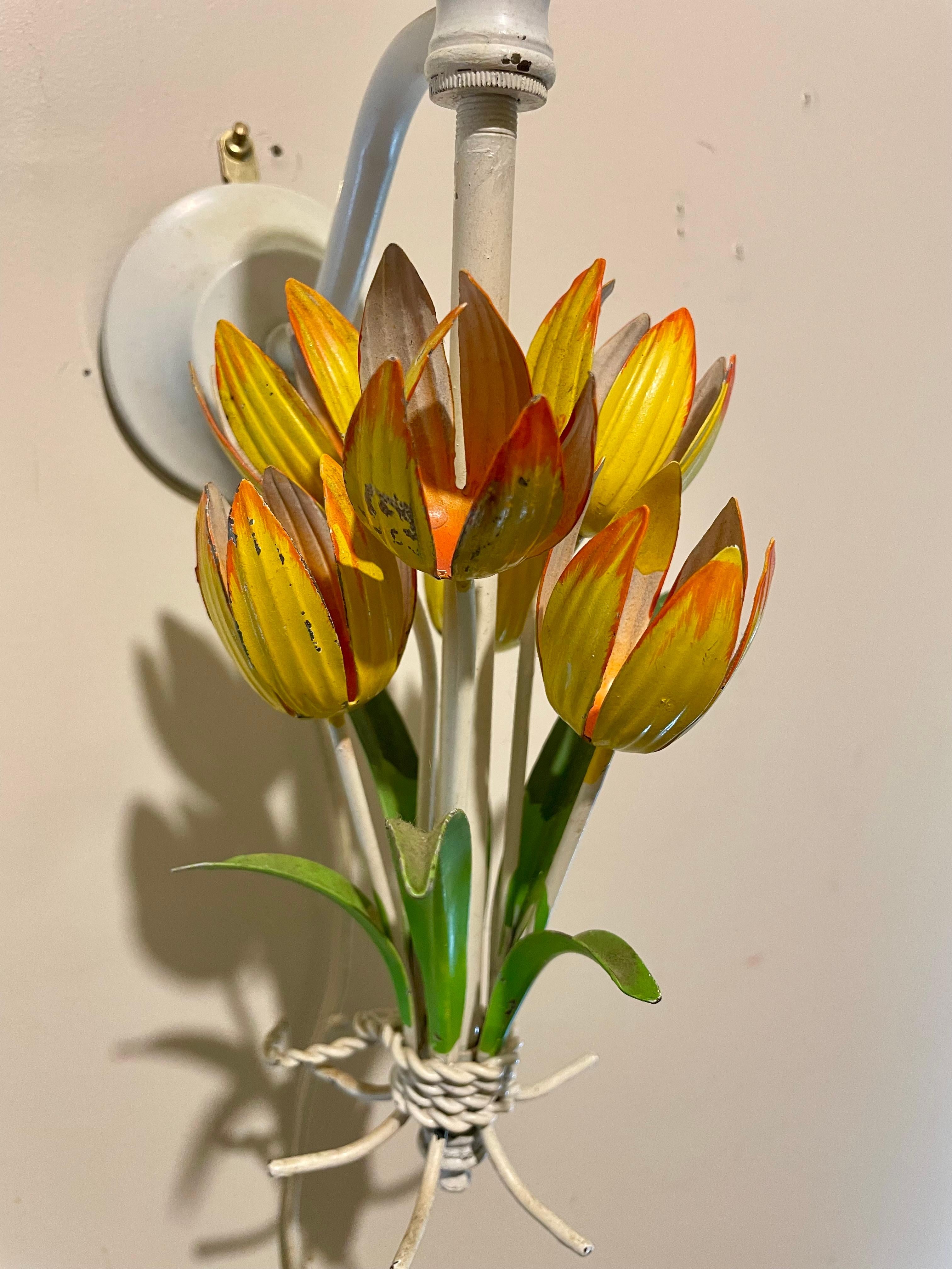 Paar italienische Vintage-Tulpen-Wandleuchter, Tole-bemalt, Tulpen im Zustand „Gut“ im Angebot in New York, NY