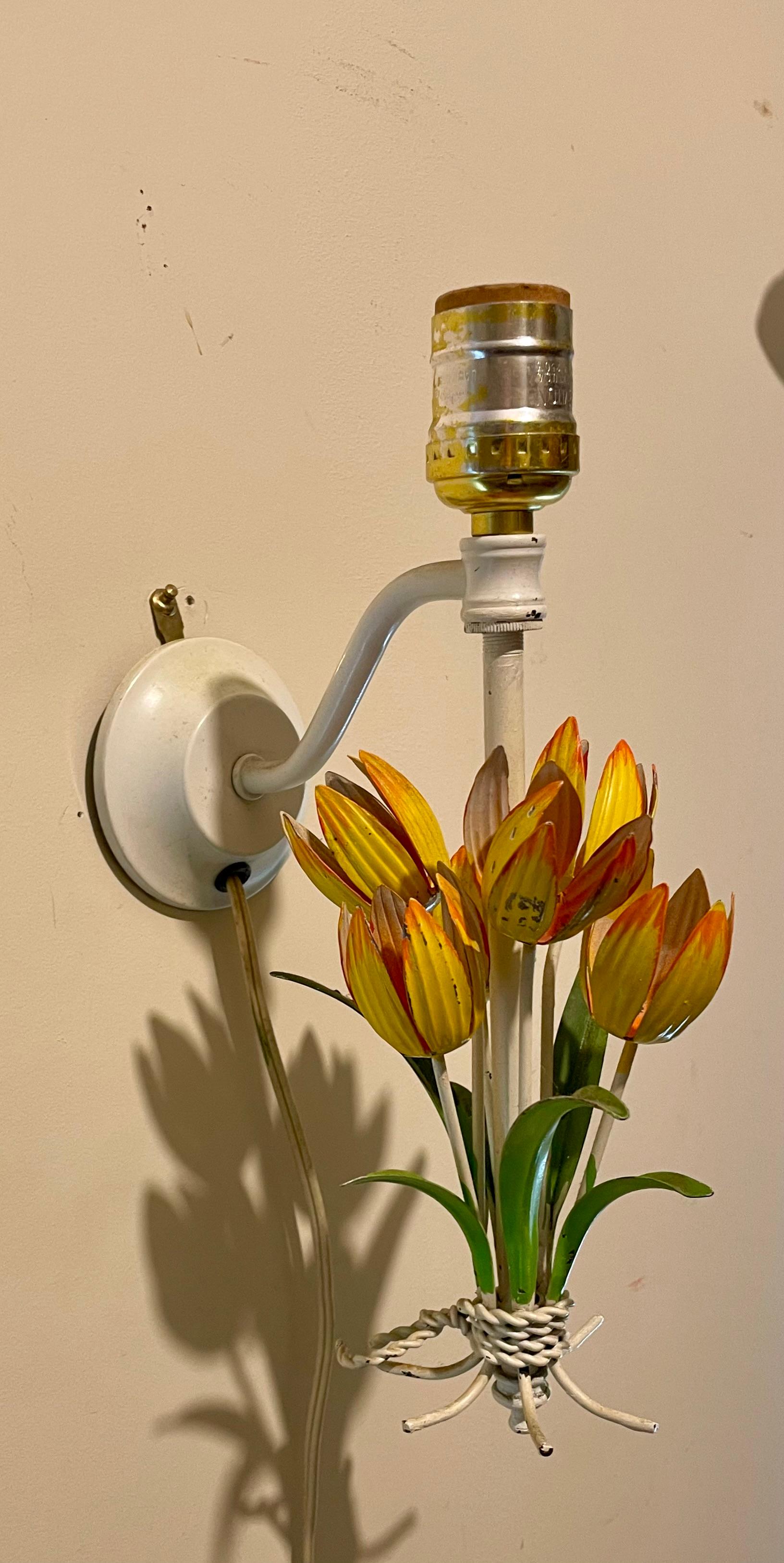 Paar italienische Vintage-Tulpen-Wandleuchter, Tole-bemalt, Tulpen (20. Jahrhundert) im Angebot