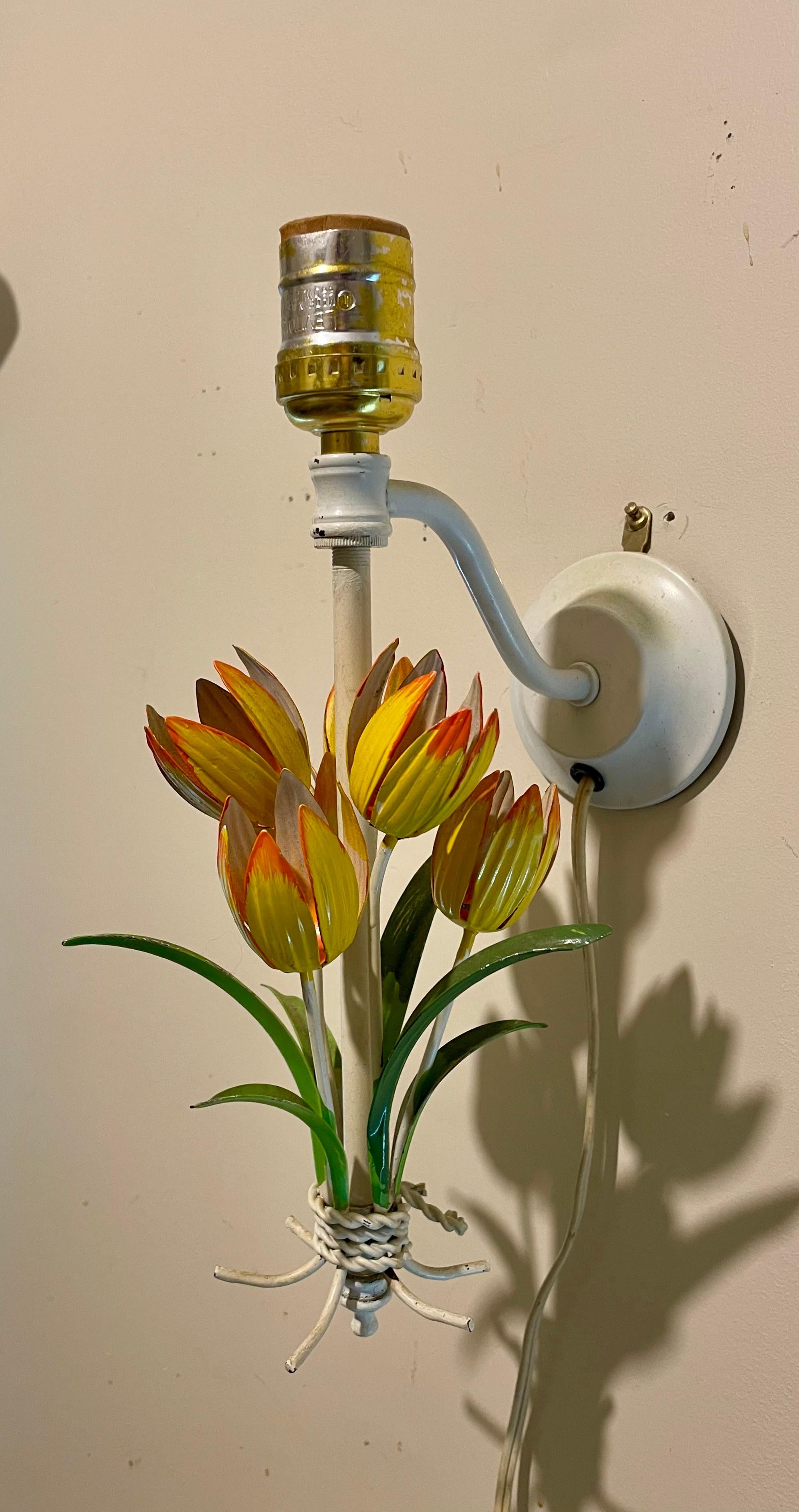 Paar italienische Vintage-Tulpen-Wandleuchter, Tole-bemalt, Tulpen (Eisen) im Angebot