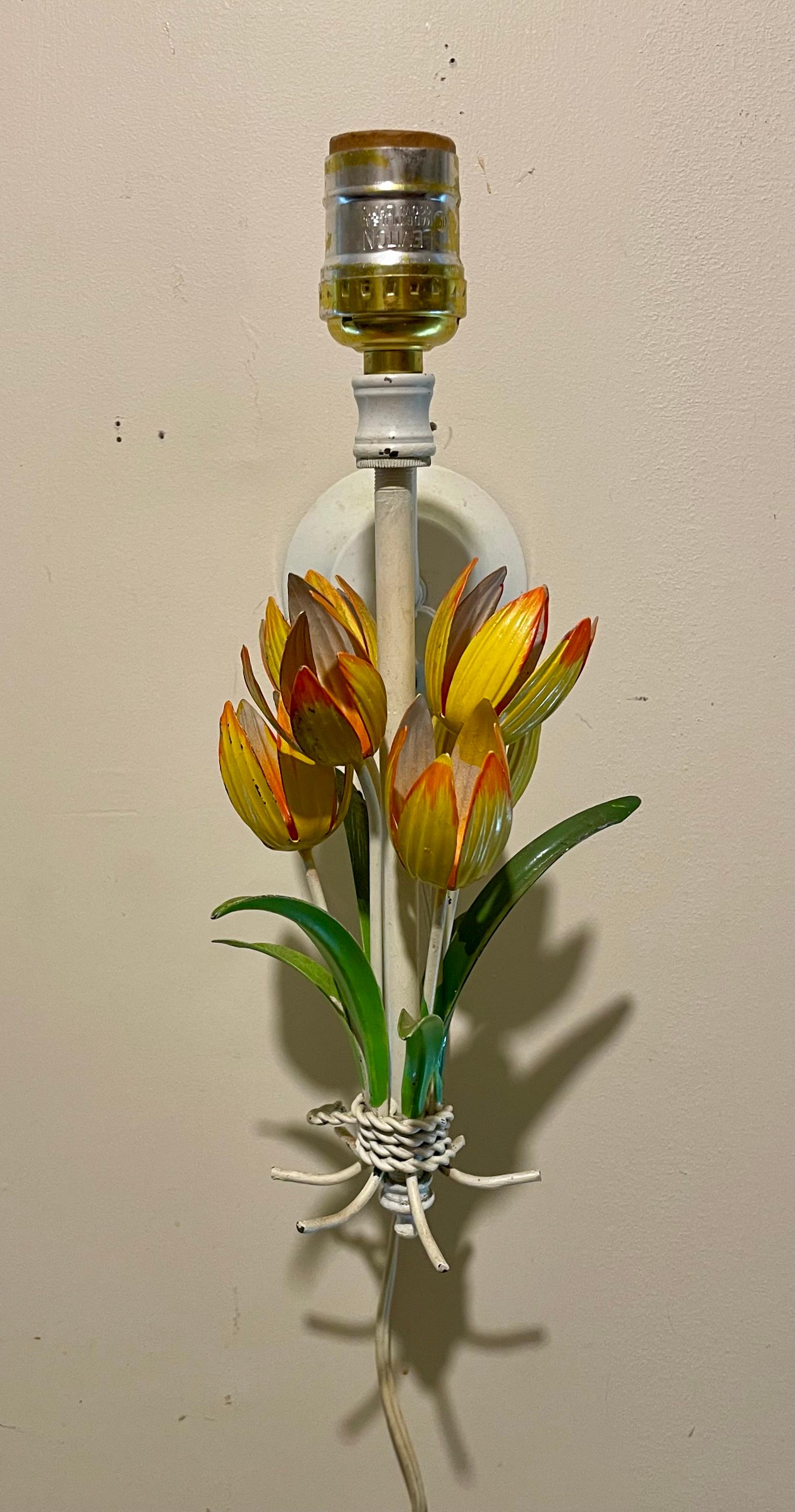 Paar italienische Vintage-Tulpen-Wandleuchter, Tole-bemalt, Tulpen im Angebot 1