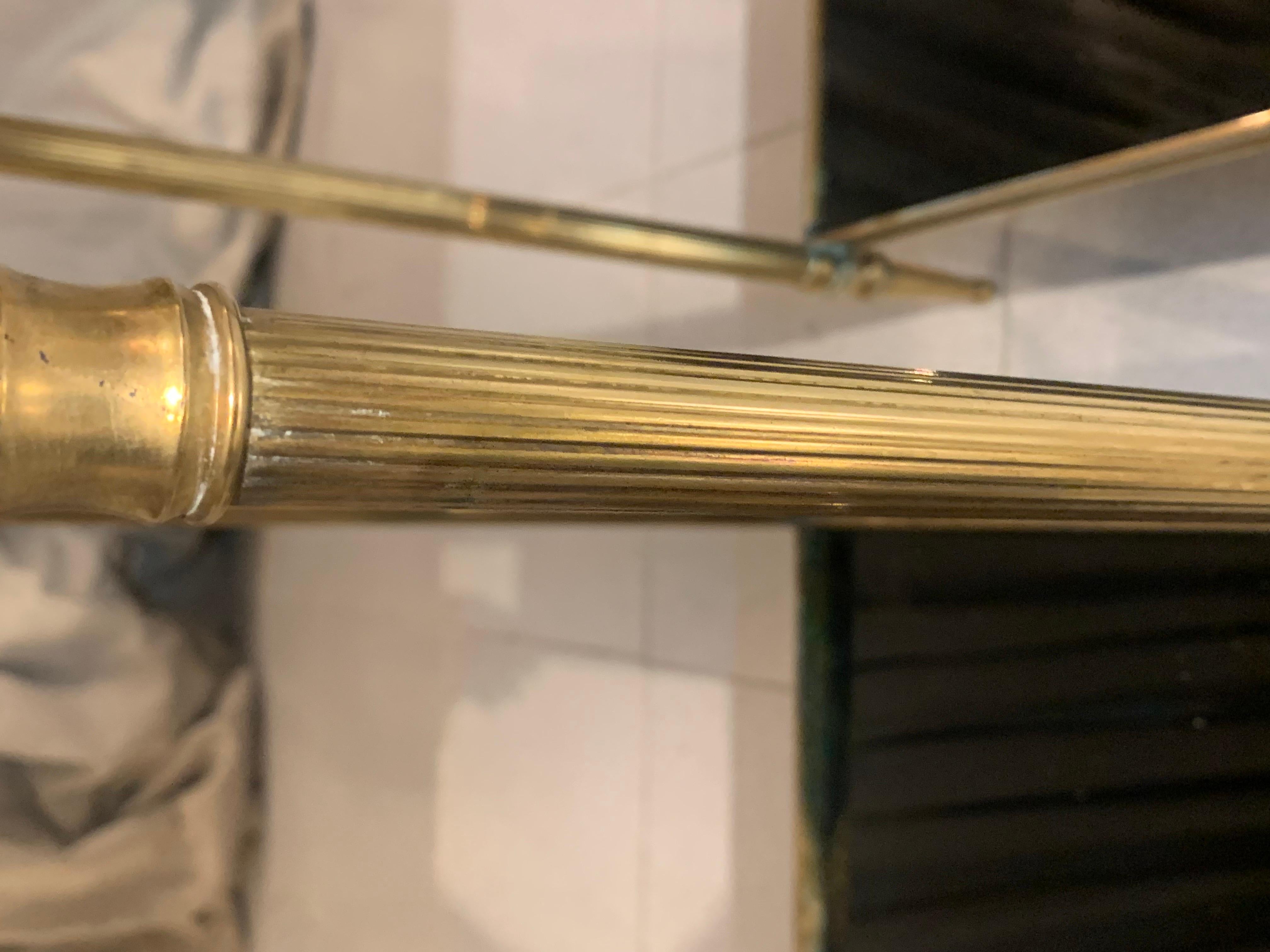 Ein Paar französischer Beistelltische im Stil von Maison Jansen, aus goldenem Messing mit zwei schwarzen Glasablagen. Verschiedene Größen, die große misst 56 cm Länge x 54 cm Höhe x 54 cm Tiefe. Der kleine Tisch 40 cm lang x 40 cm breit x 54 hoch.