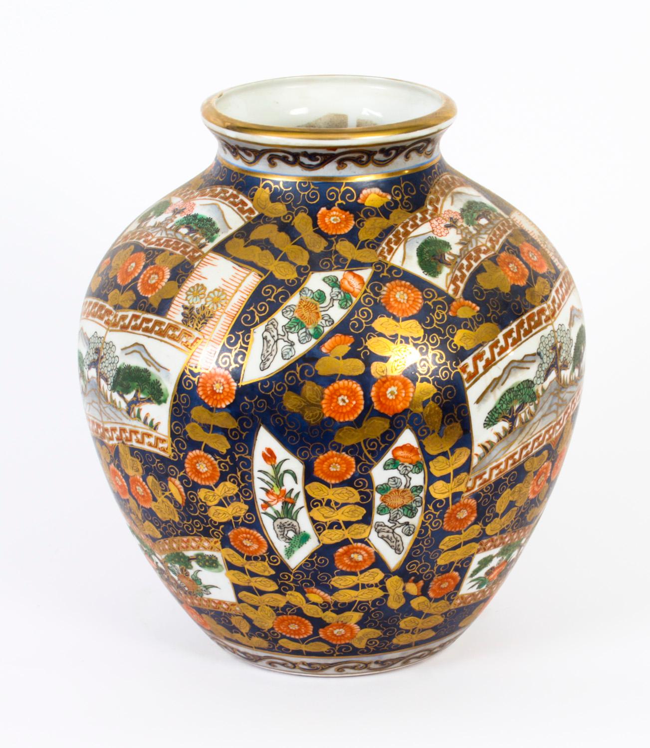 Peint à la main Paire de vases japonais vintage en porcelaine Imari peints à la main, milieu du 20e siècle en vente
