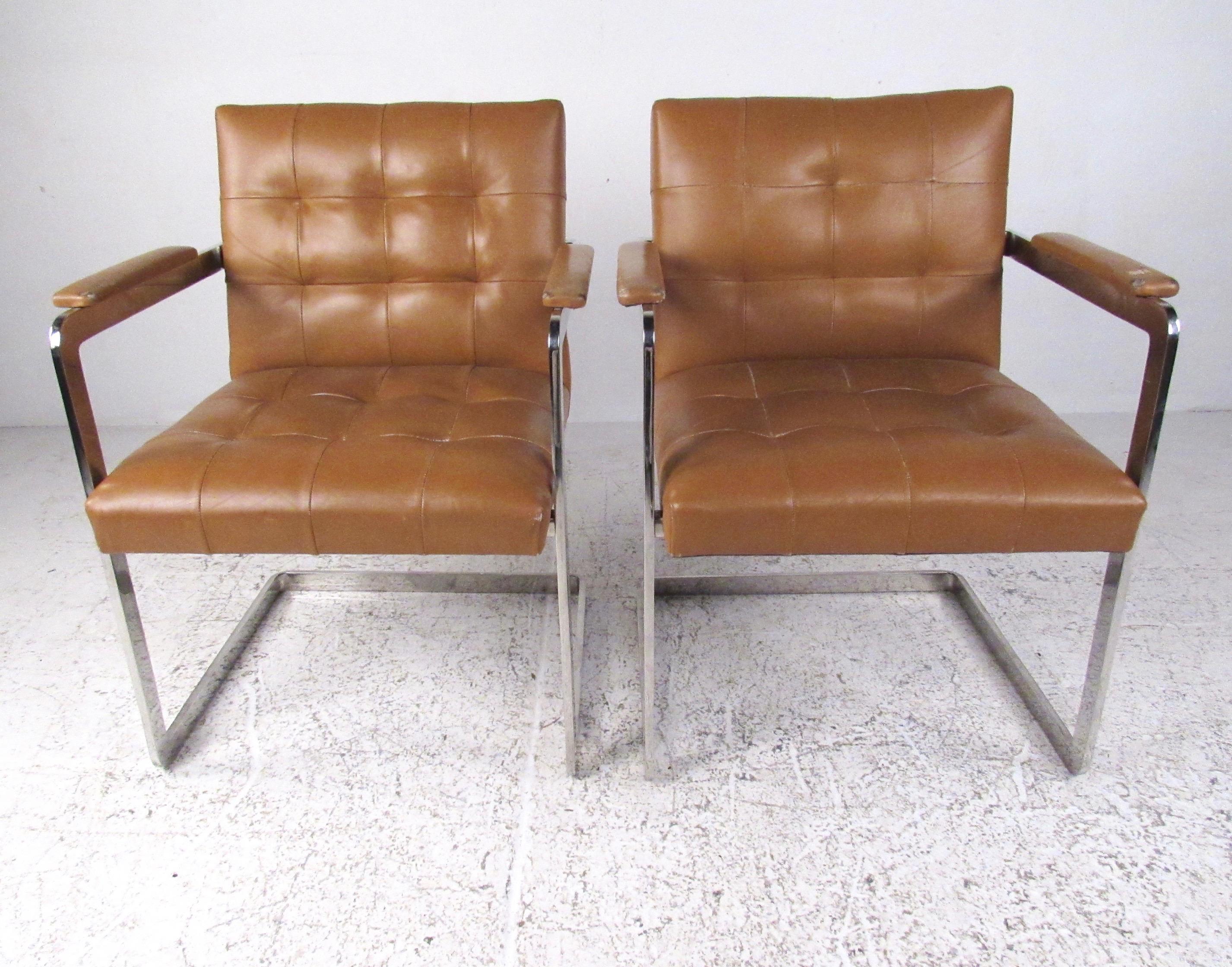 Mid-Century Modern Paire de chaises vintage en cuir et chrome en vente