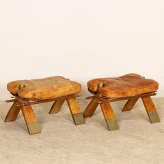 Paar Vintage-Lederhocker aus Ägypten mit geprägtem Kamel, Pharao, Isis und P