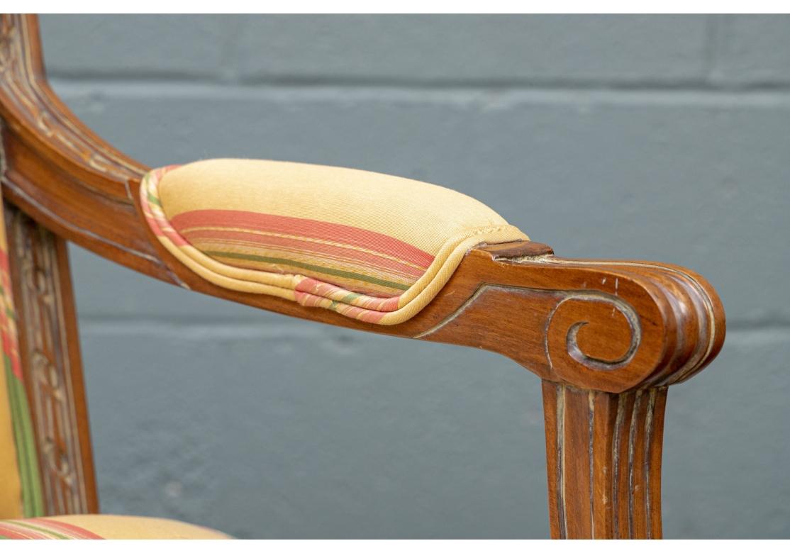 Une belle paire de chaises longues de style français, bien fabriquées et confortables, recouvertes d'un tissu personnalisé. Joliment sculpté avec des cadres torsadés en ruban et des bras nervurés sculptés avec des feuilles d'acanthe. Il repose sur