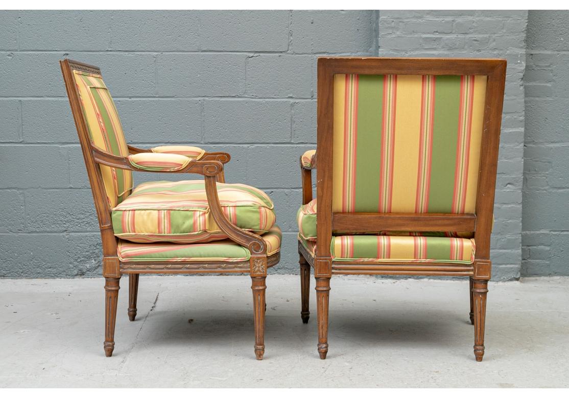 Paire de chaises longues vintage de style Louis LXI attribuée à Baker Furniture Bon état - En vente à Bridgeport, CT