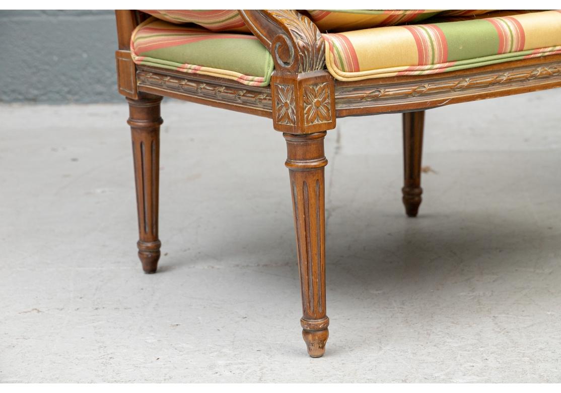 Tissu Paire de chaises longues vintage de style Louis LXI attribuée à Baker Furniture en vente