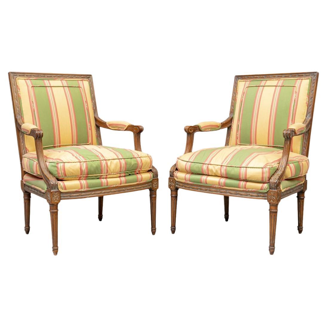 Paire de chaises longues vintage de style Louis LXI attribuée à Baker Furniture en vente
