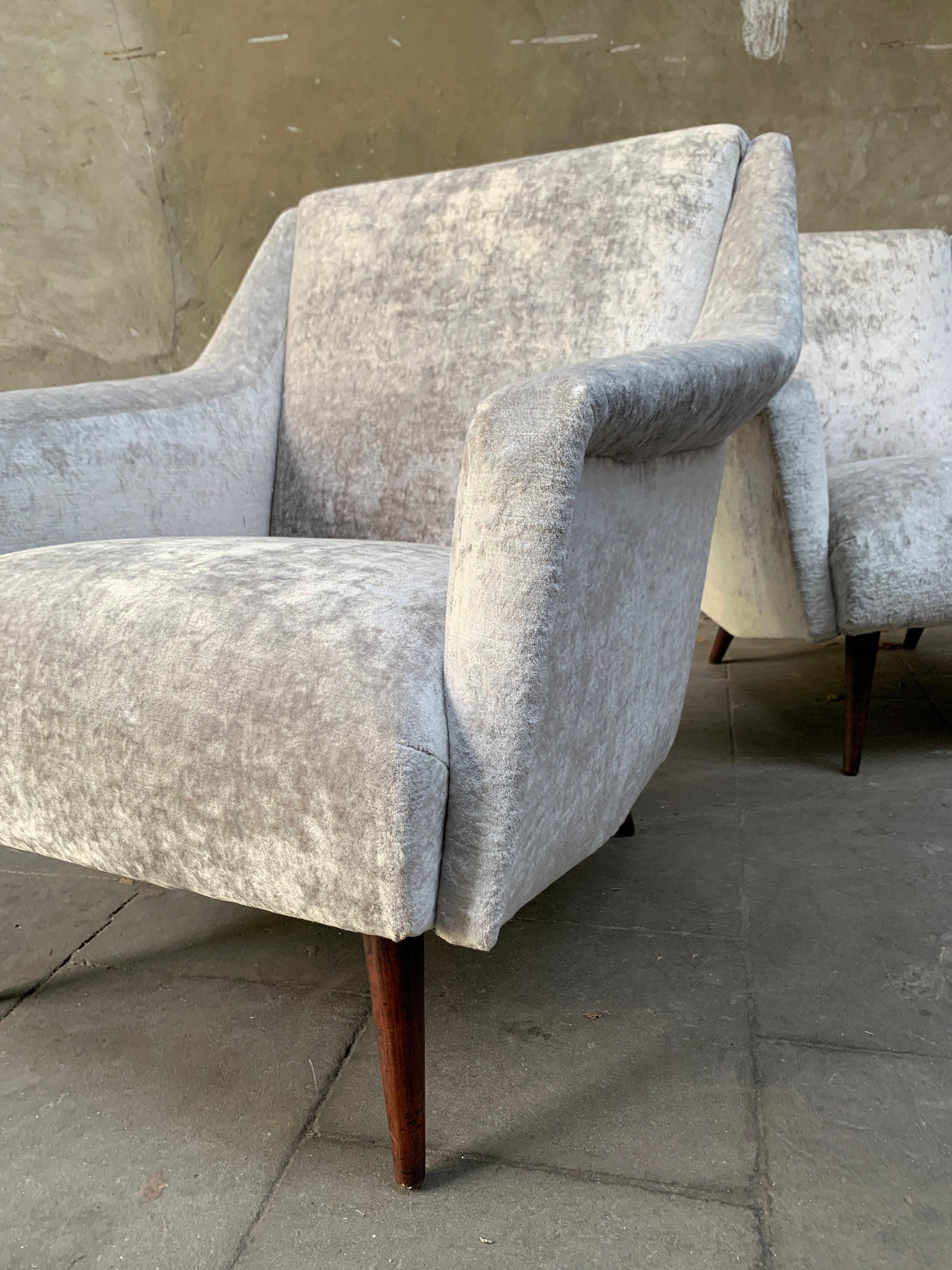 Pair vintage Carlo de Carli Lounge Chairs 802 upholstered in Fendi Casa Velvet For Sale 1