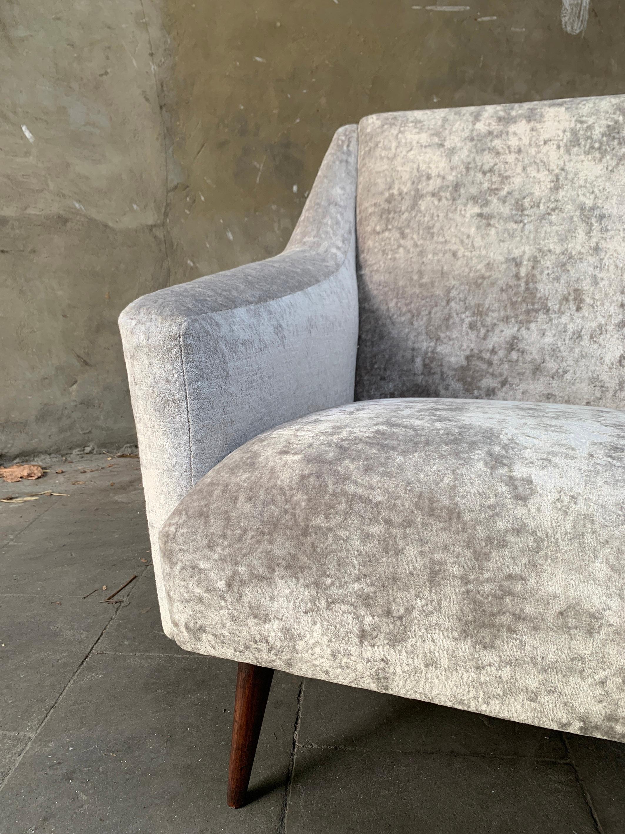 Pair vintage Carlo de Carli Lounge Chairs 802 upholstered in Fendi Casa Velvet For Sale 2