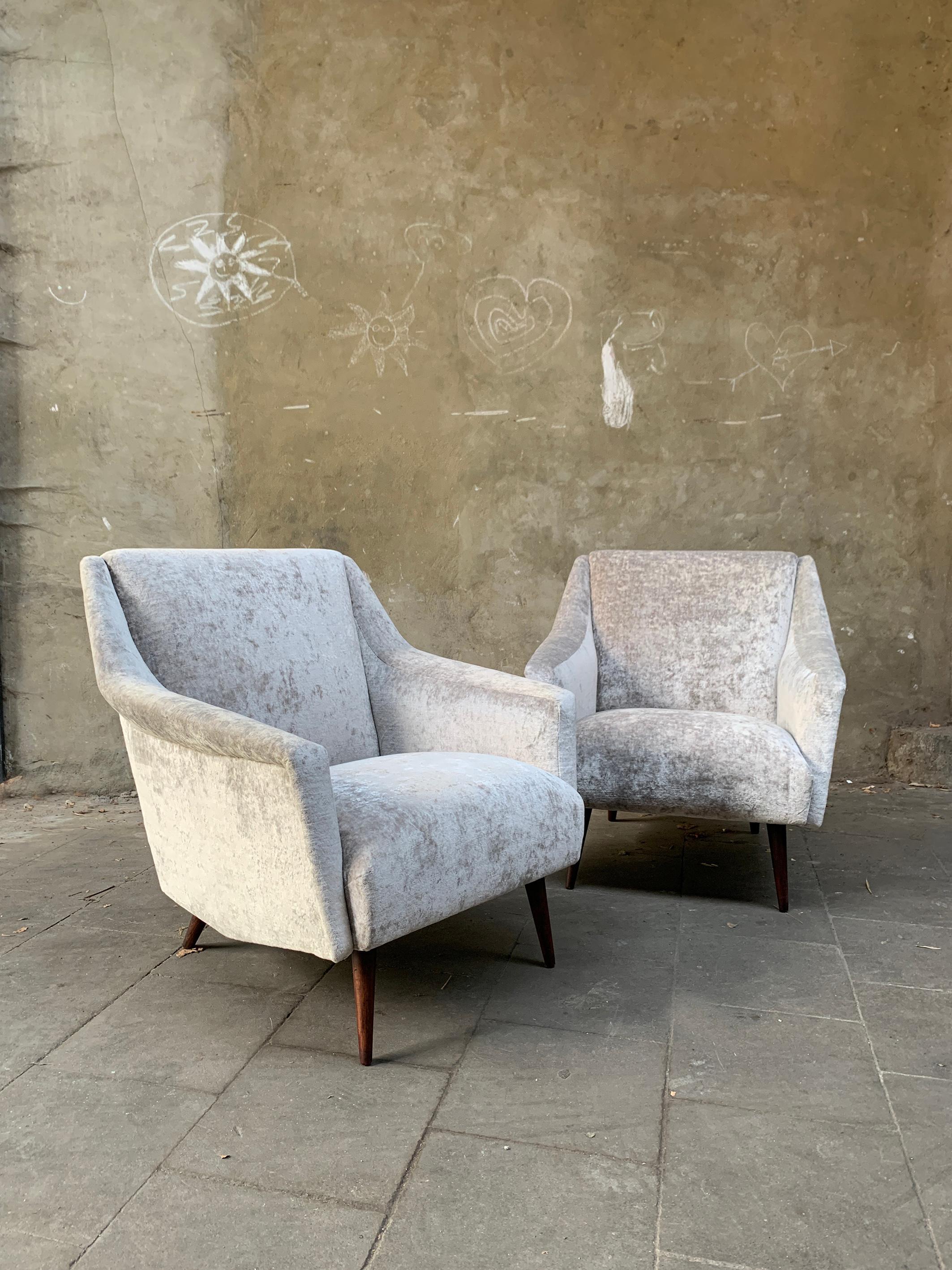 Pair vintage Carlo de Carli Lounge Chairs 802 upholstered in Fendi Casa Velvet For Sale 3