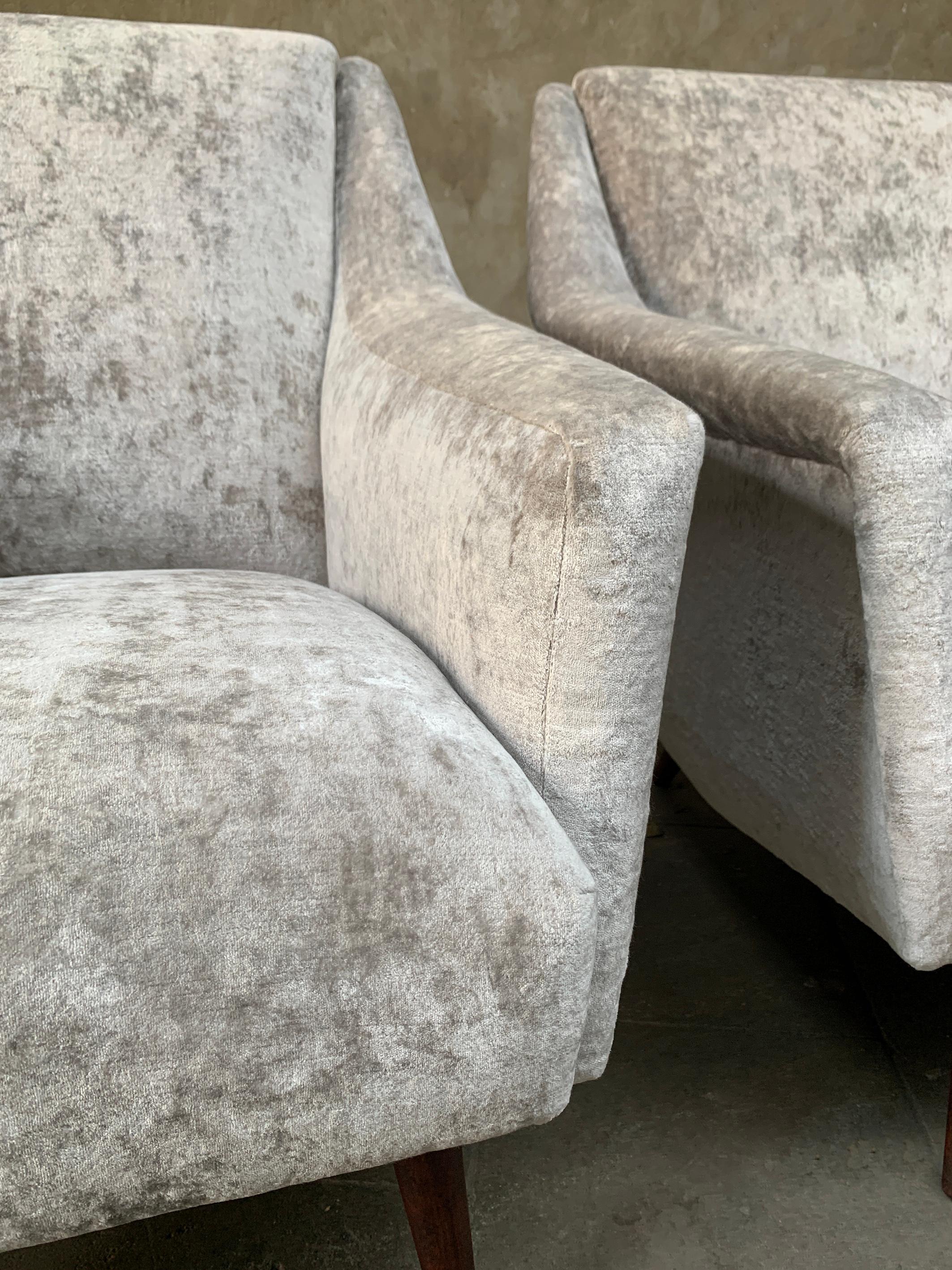 Pair vintage Carlo de Carli Lounge Chairs 802 upholstered in Fendi Casa Velvet For Sale 4