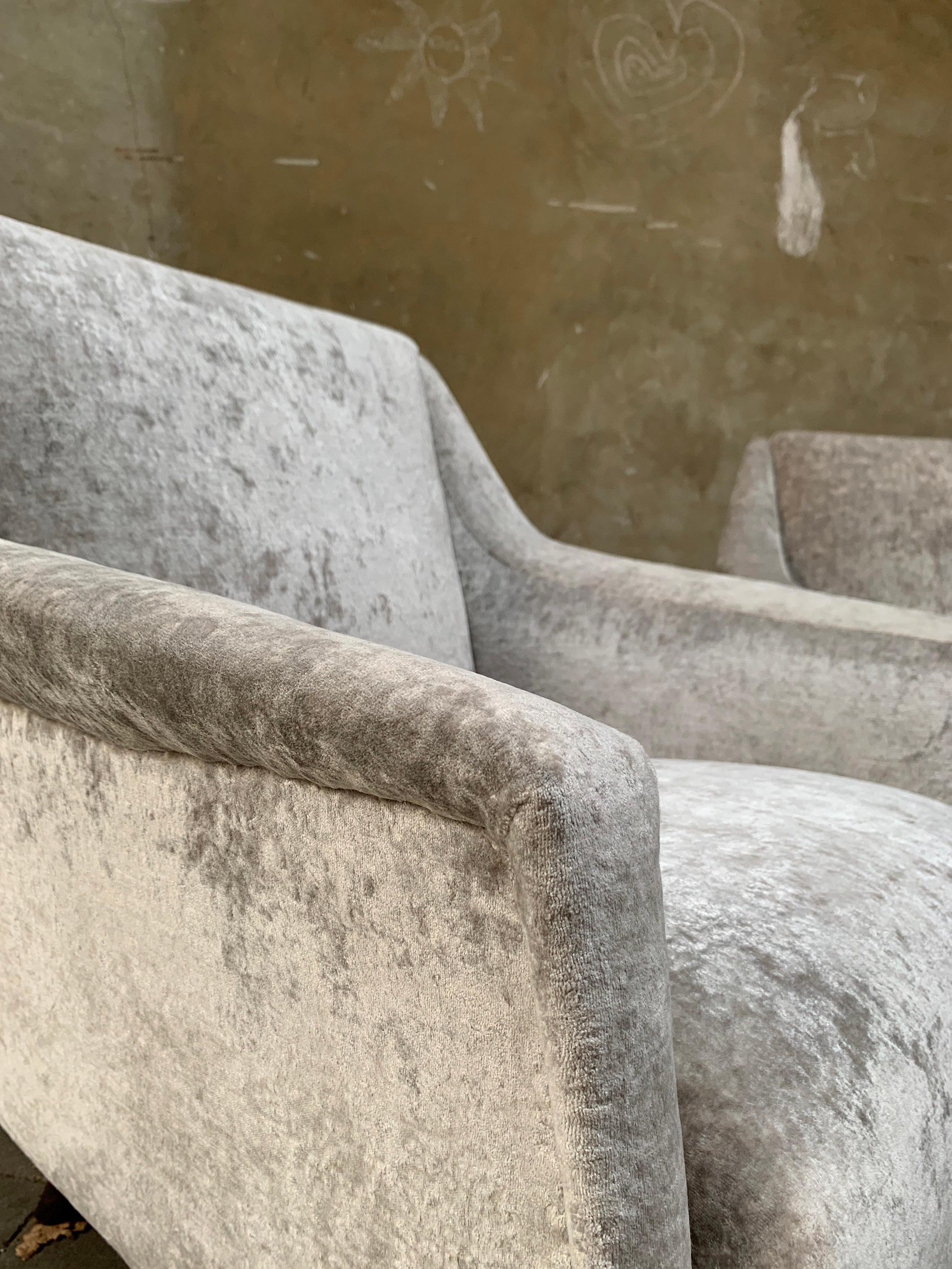 Pair vintage Carlo de Carli Lounge Chairs 802 upholstered in Fendi Casa Velvet For Sale 6