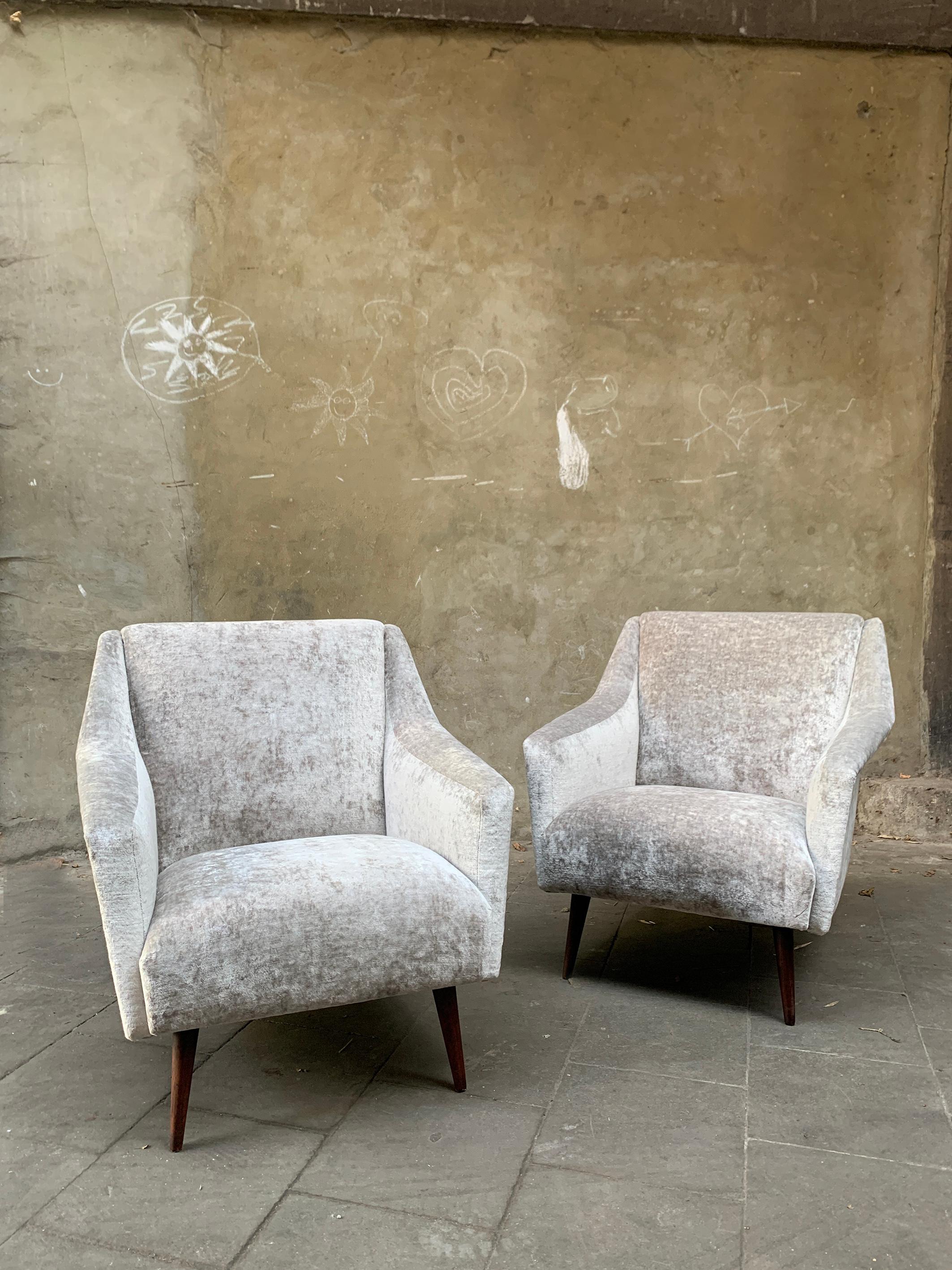 Pair of very elegant vintage Lounge Chairs in the style of Carlo de Carli model ‘802’ chairs. These are very similar to the 802 chair, you have to look very closely to find the differences. 

The 802 chairs were produced by Cassina. They have been