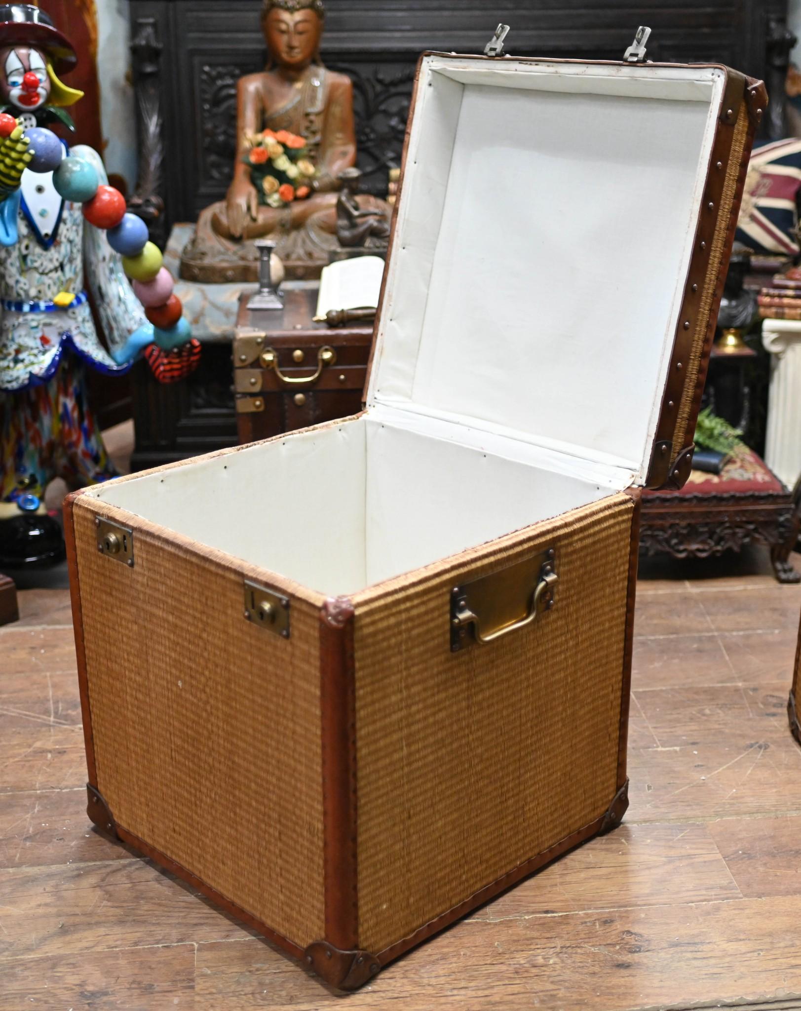 Paire de malles à bagages Vintage Reed Steamer Case Table en vente 2