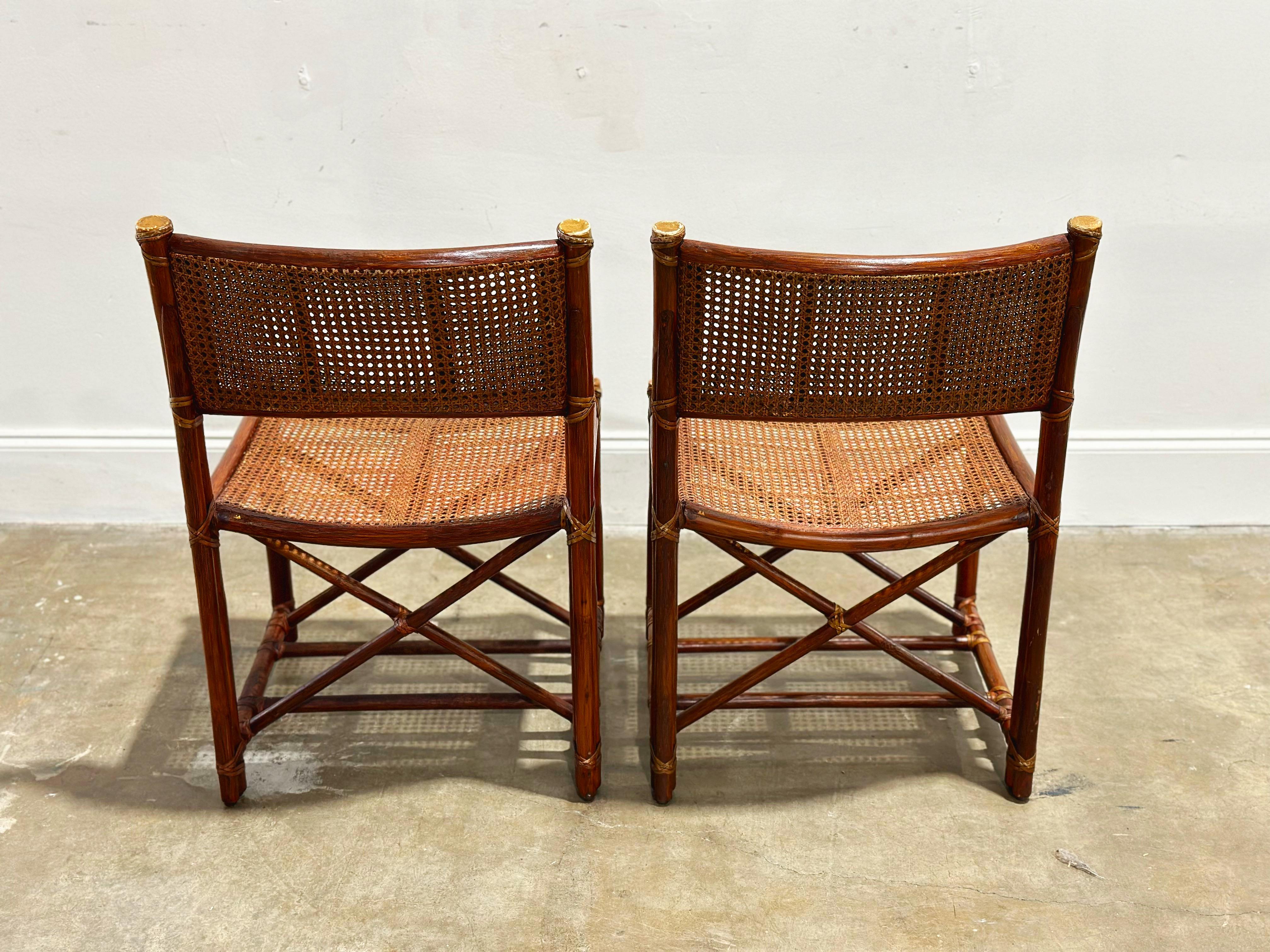 Paar Vintage McGuire Director Style Organic Modern Caned Rattan Dining Chairs (Organische Moderne) im Angebot