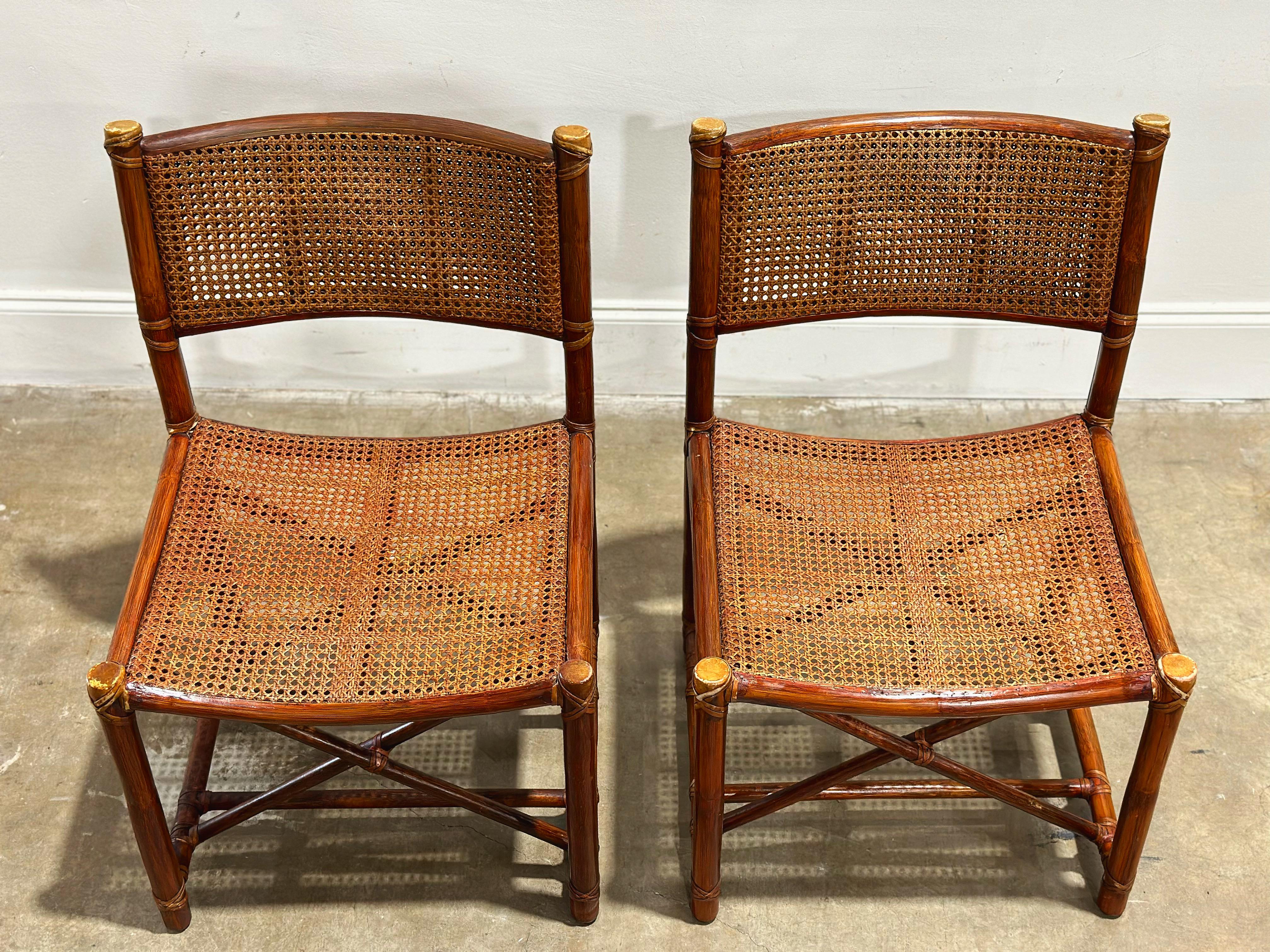 Paar Vintage McGuire Director Style Organic Modern Caned Rattan Dining Chairs (Leder) im Angebot