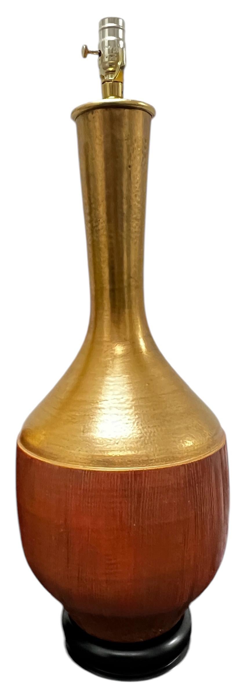 Americano Coppia di lampade da tavolo vintage di metà secolo in ceramica dorata di Marbro Lamp Co. del 1950 in vendita