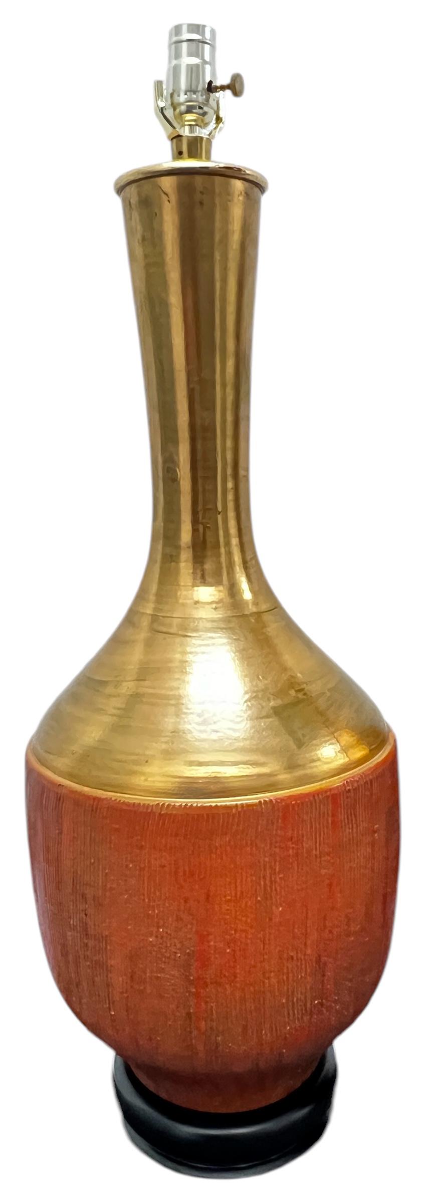Dorato Coppia di lampade da tavolo vintage di metà secolo in ceramica dorata di Marbro Lamp Co. del 1950 in vendita