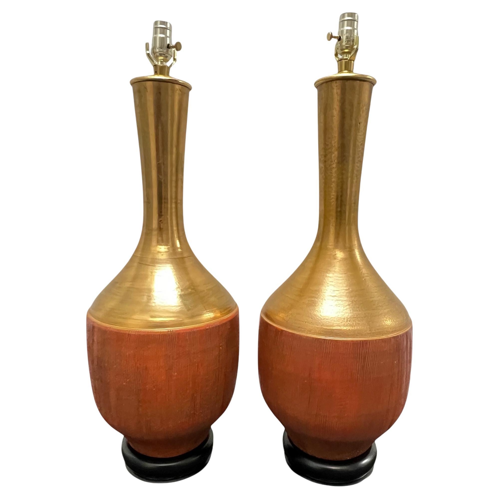 Coppia di lampade da tavolo vintage di metà secolo in ceramica dorata di Marbro Lamp Co. del 1950