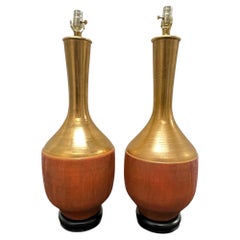 Coppia di lampade da tavolo vintage di metà secolo in ceramica dorata di Marbro Lamp Co. del 1950