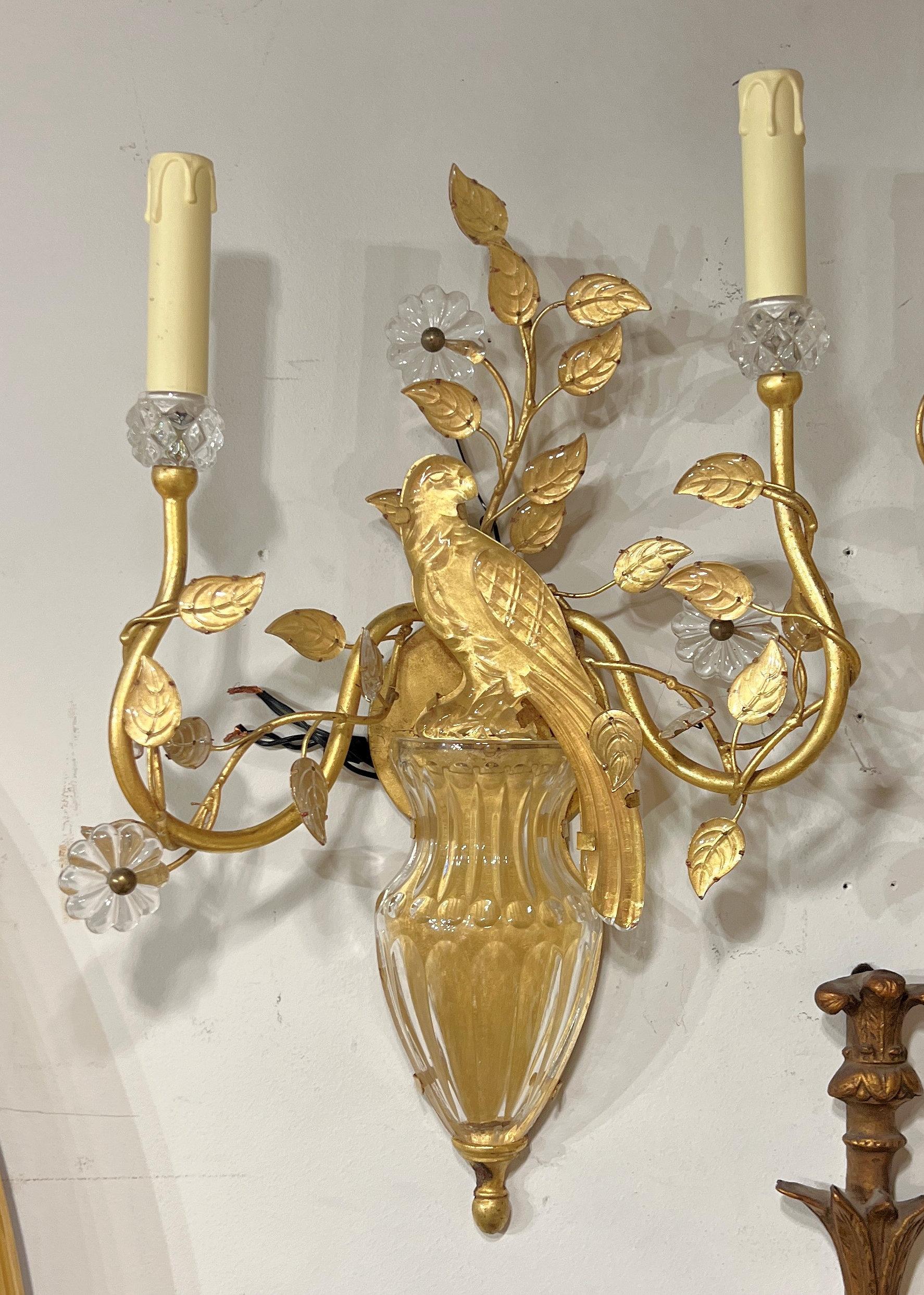 Coppia di lampade d'epoca della metà del secolo scorso in metallo dorato a forma di pappagallo in vendita 5
