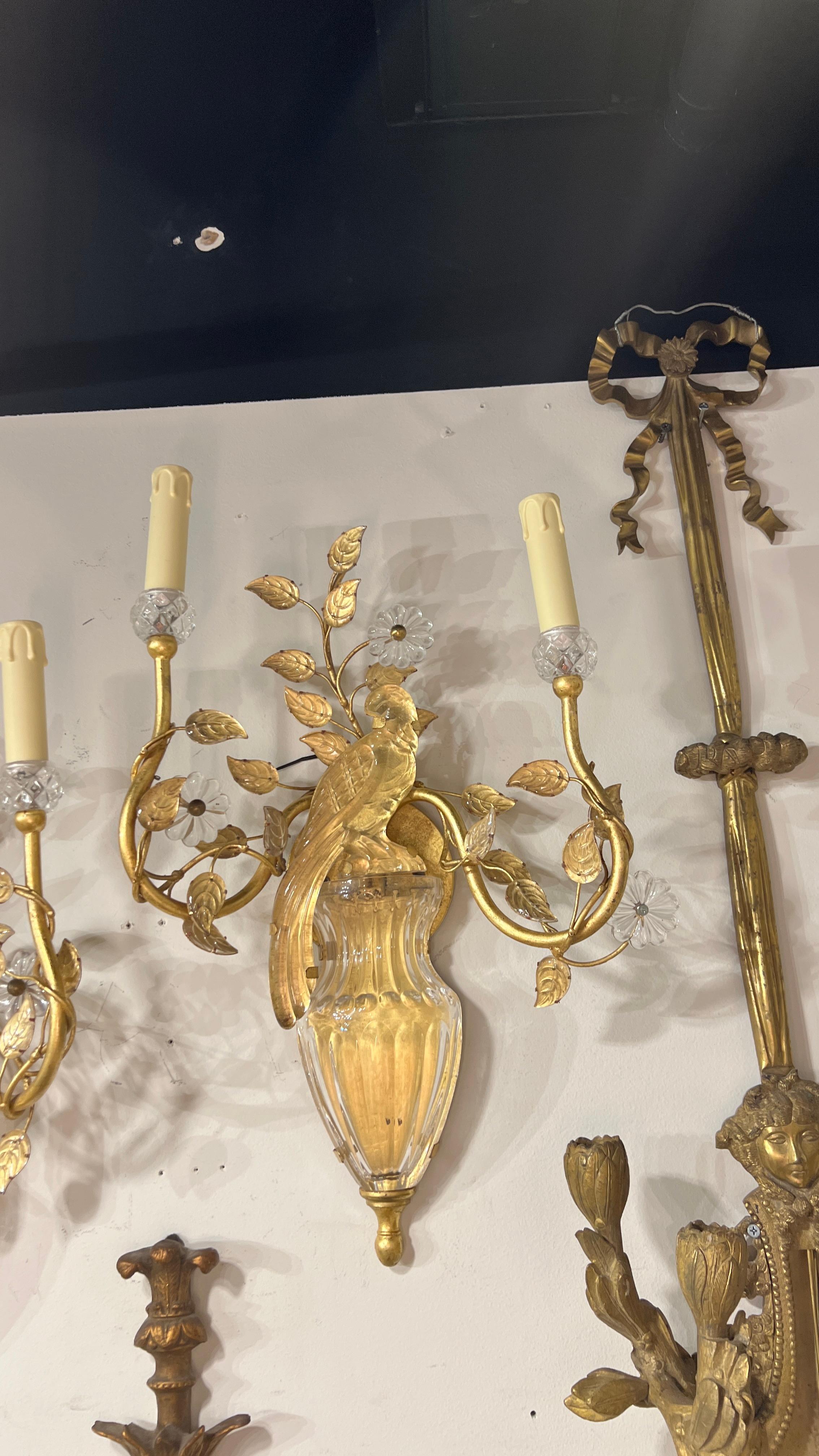 Italiano Coppia di lampade d'epoca della metà del secolo scorso in metallo dorato a forma di pappagallo in vendita