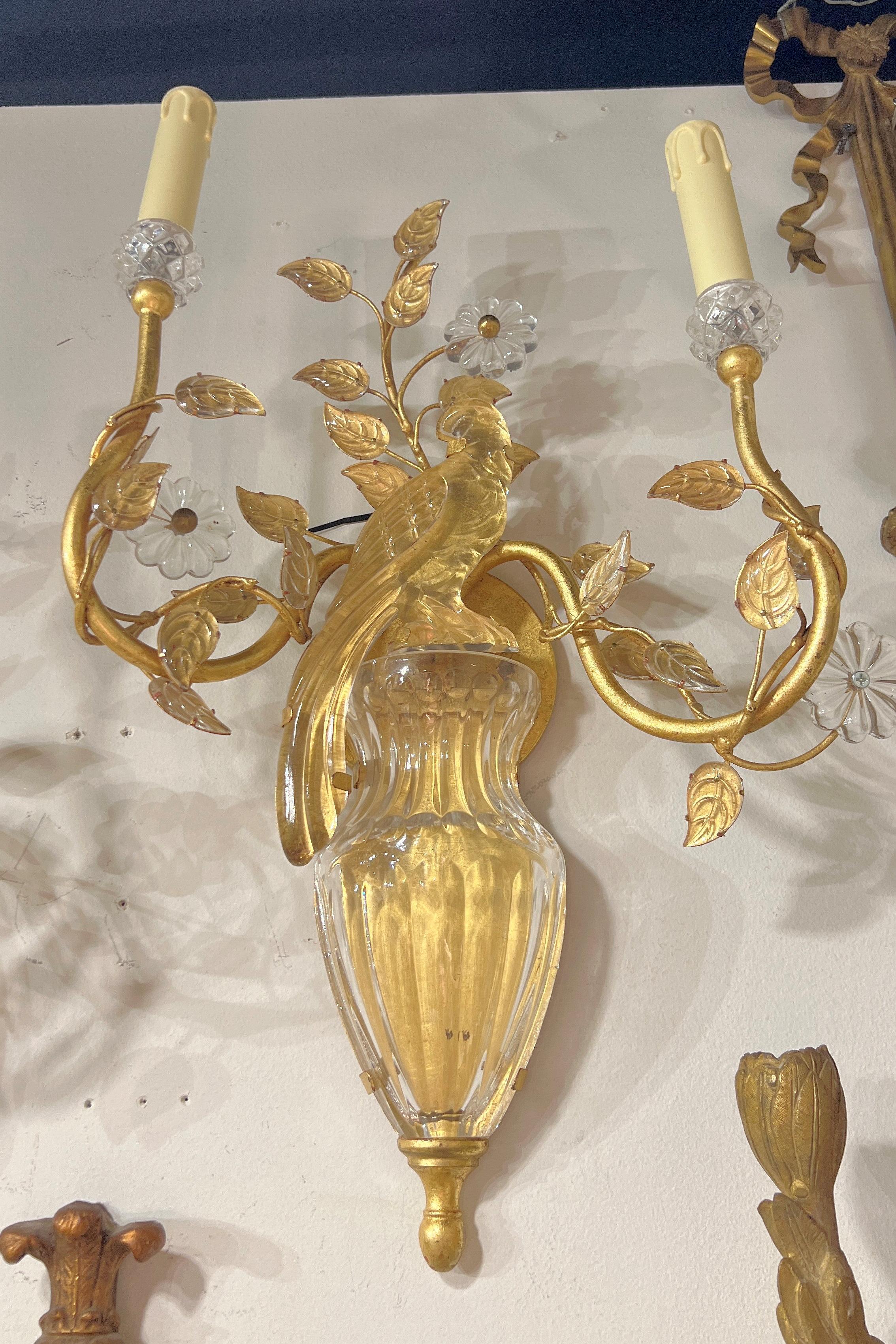 Dorato Coppia di lampade d'epoca della metà del secolo scorso in metallo dorato a forma di pappagallo in vendita