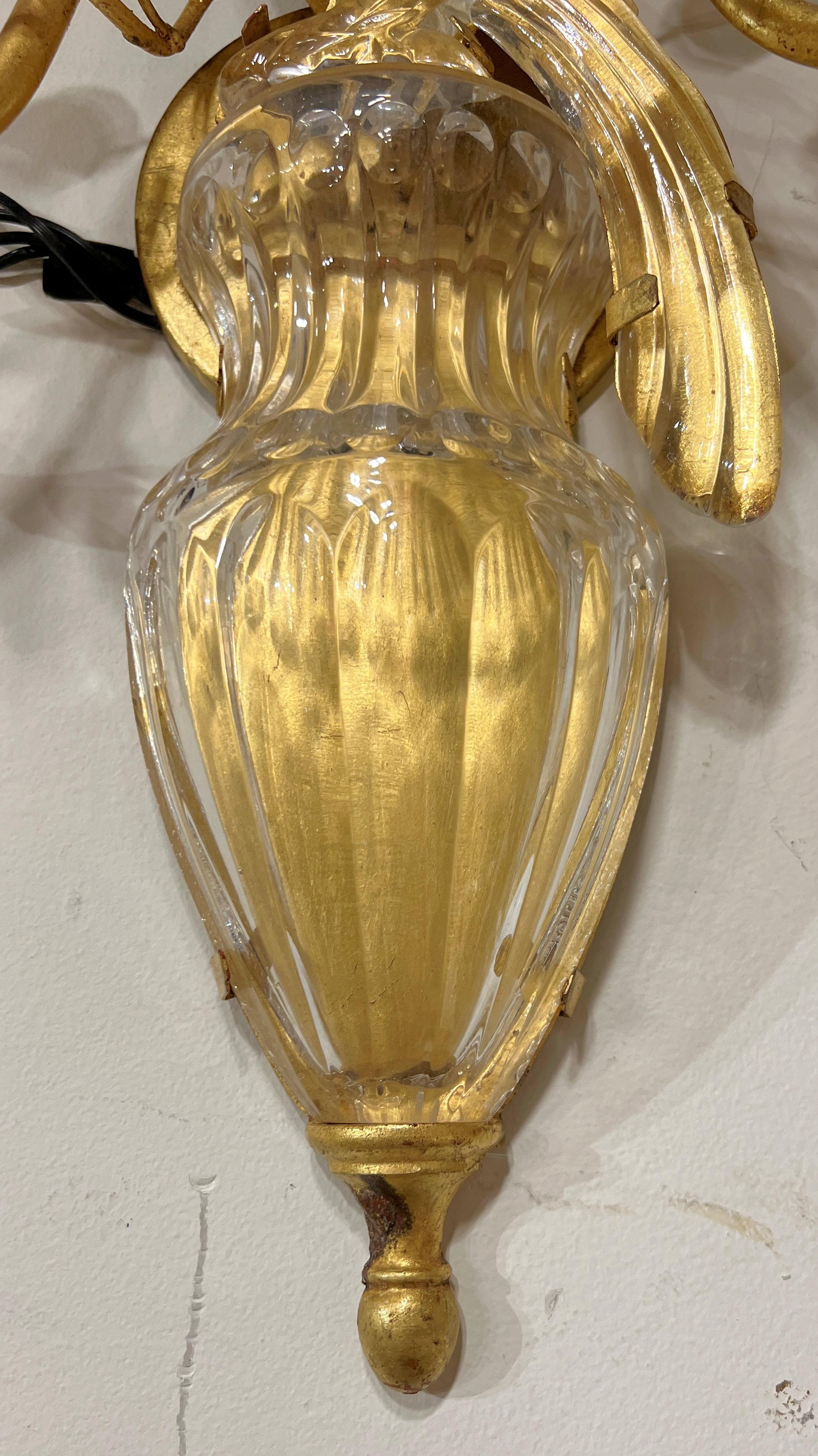 Coppia di lampade d'epoca della metà del secolo scorso in metallo dorato a forma di pappagallo In condizioni buone in vendita a New York, NY
