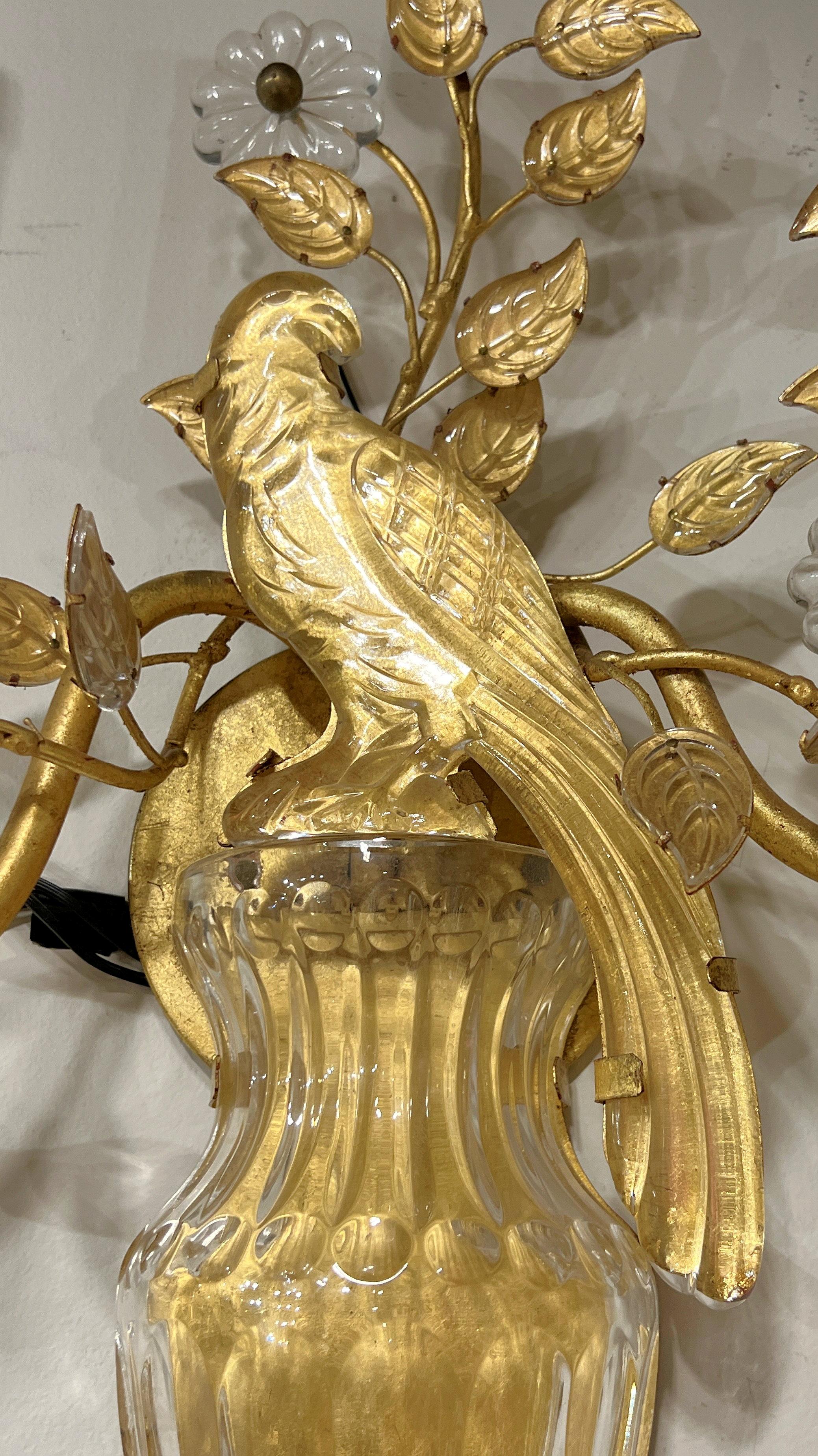 Metallo Coppia di lampade d'epoca della metà del secolo scorso in metallo dorato a forma di pappagallo in vendita