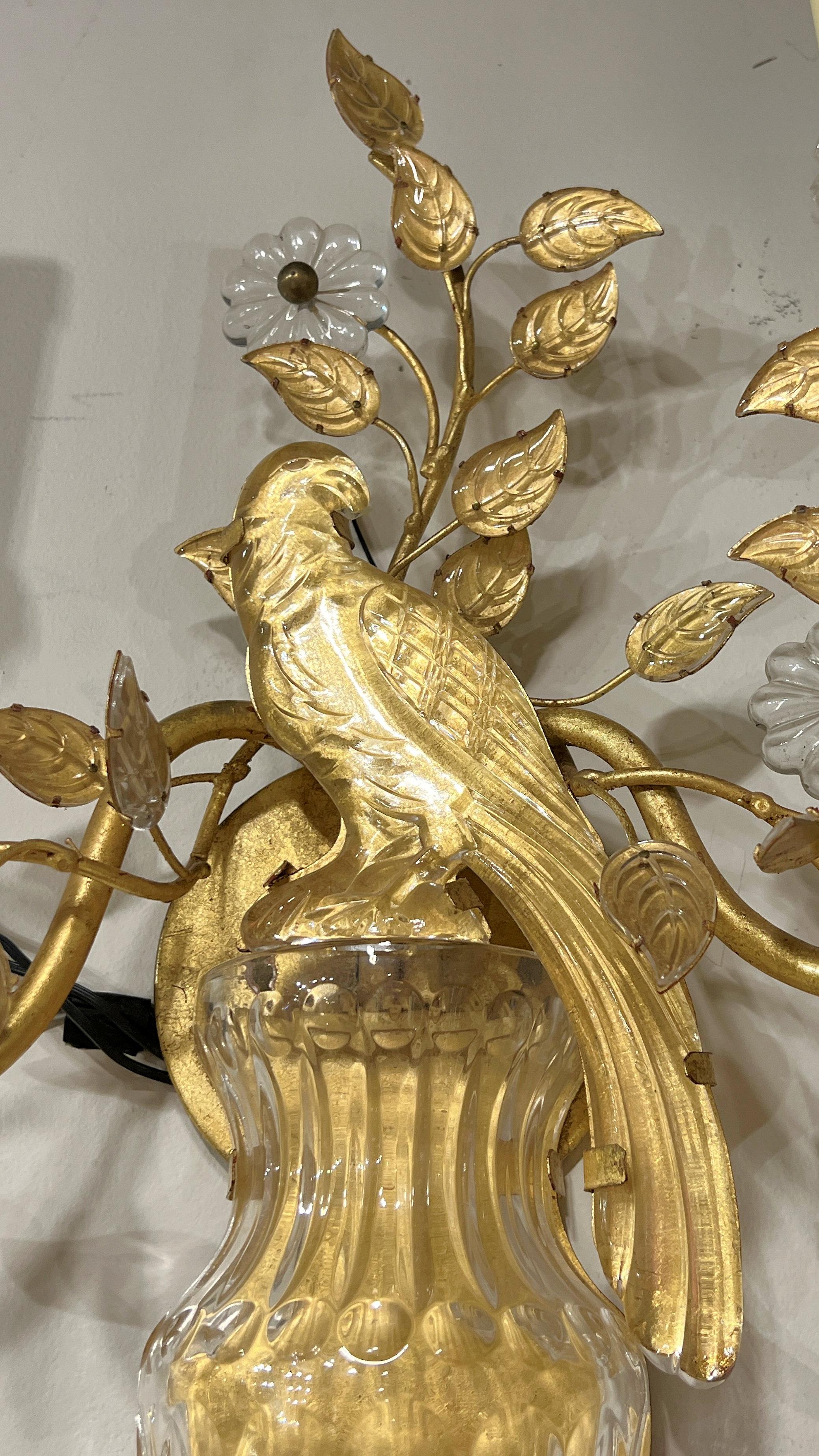 Coppia di lampade d'epoca della metà del secolo scorso in metallo dorato a forma di pappagallo in vendita 1