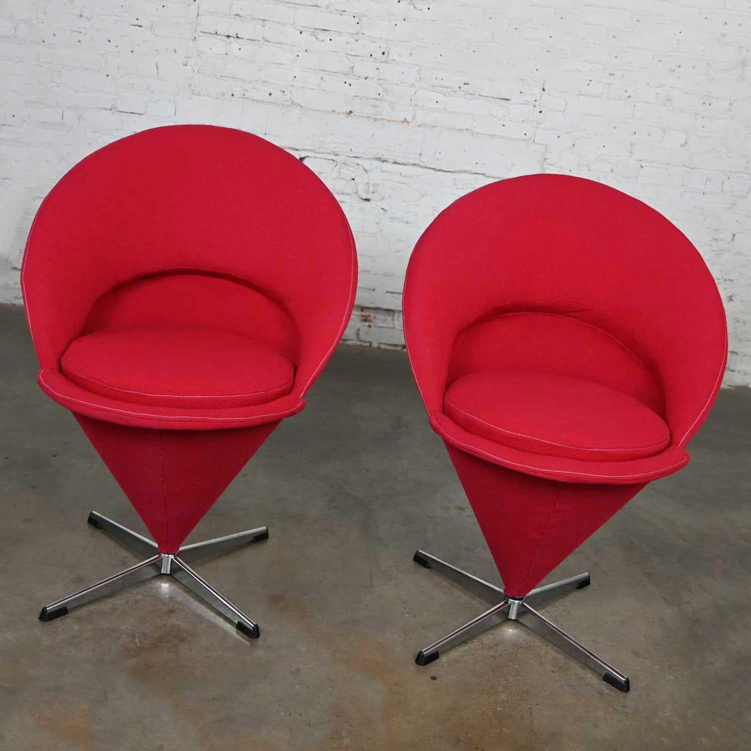 Wunderschönes Paar roter Cone-Stühle von Verner Panton für Fritz Hansen, bestehend aus roten, mit Hopfendraht bezogenen, gebogenen Blechrahmen, losen, runden Sitzkissen und vierzackigen, drehbaren Chromfüßen mit schwarzen Gleitern. Dieses Stück
