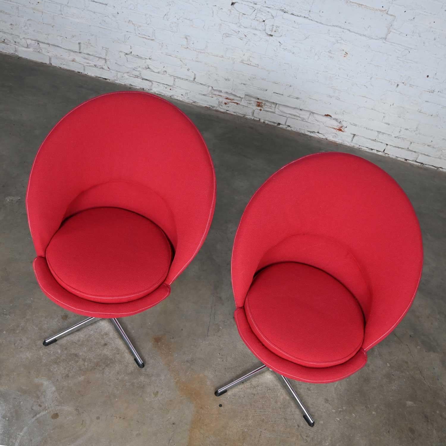 Pair Vintage Mid-Century Modern Red Cone Chairs Verner Panton for Fritz Hansen In Good Condition For Sale In Topeka, KS