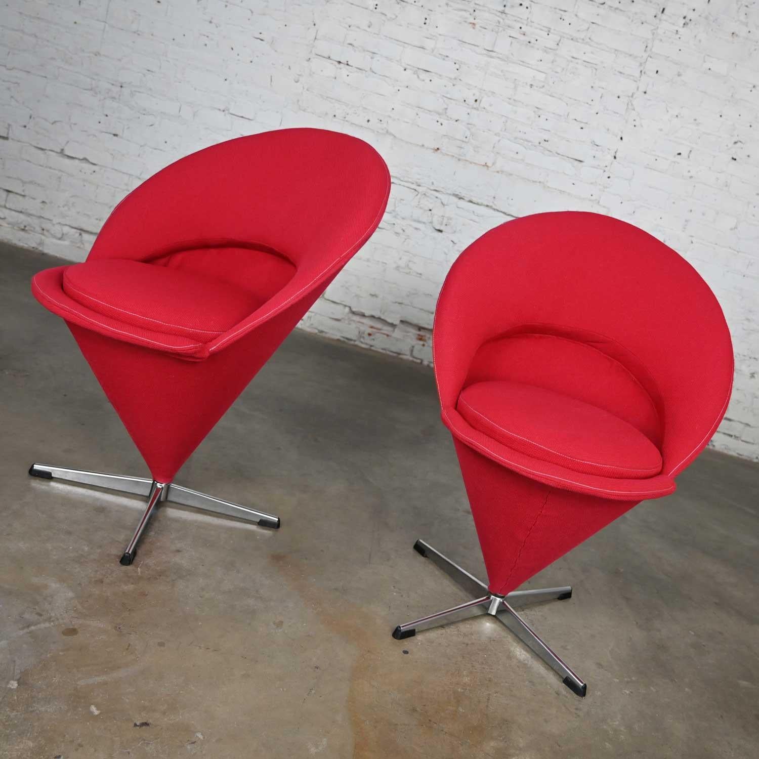 Pair Vintage Mid-Century Modern Red Cone Chairs Verner Panton for Fritz Hansen For Sale 2