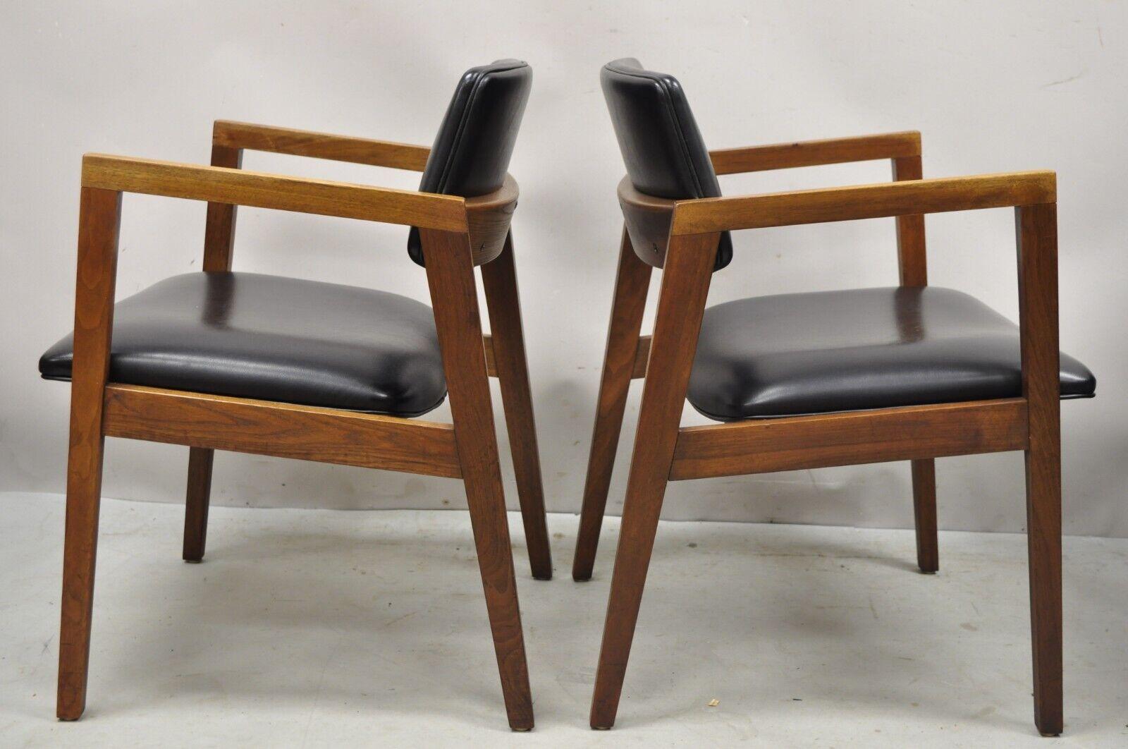 Pair Vintage Mid-Century Modern Walnut Arm Chair Lounge Chair by United Chair Co In Good Condition For Sale In Philadelphia, PA