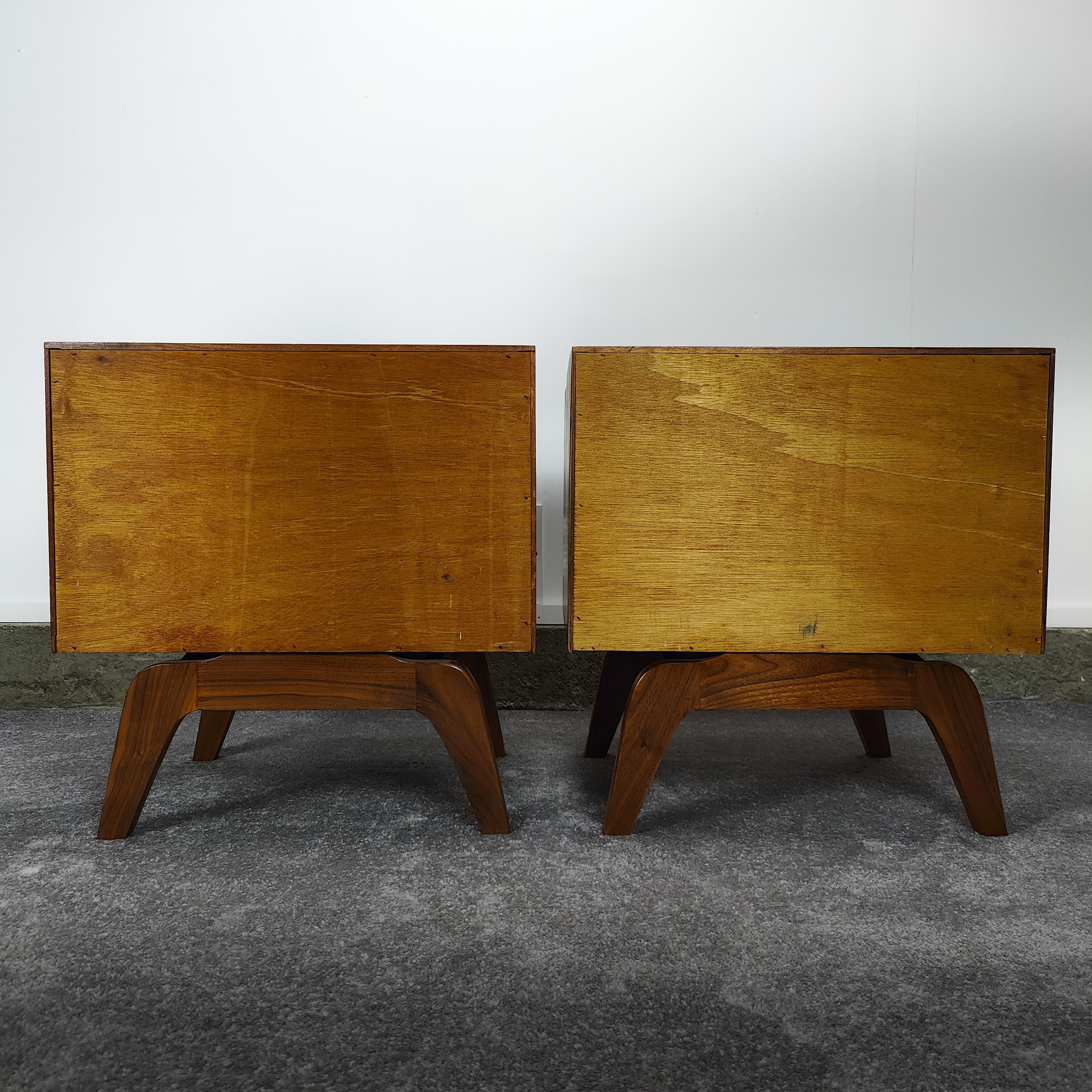 Pair Vintage Mid Century Modern Walnut Sculptural Nightstands, c1960s In Good Condition For Sale In Chino Hills, CA