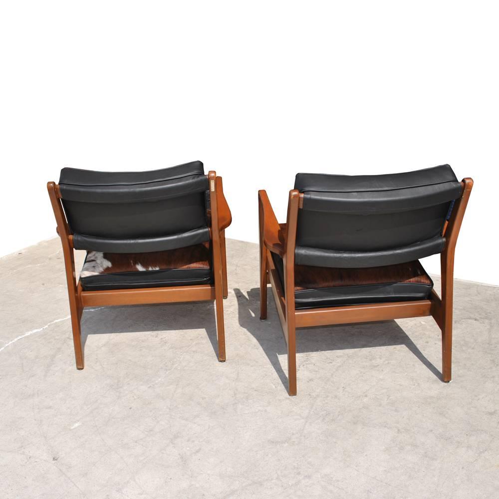 Ein Paar restaurierte Vintage-Sessel von Jens Risom aus der Mitte des Jahrhunderts (Rindsleder) im Angebot