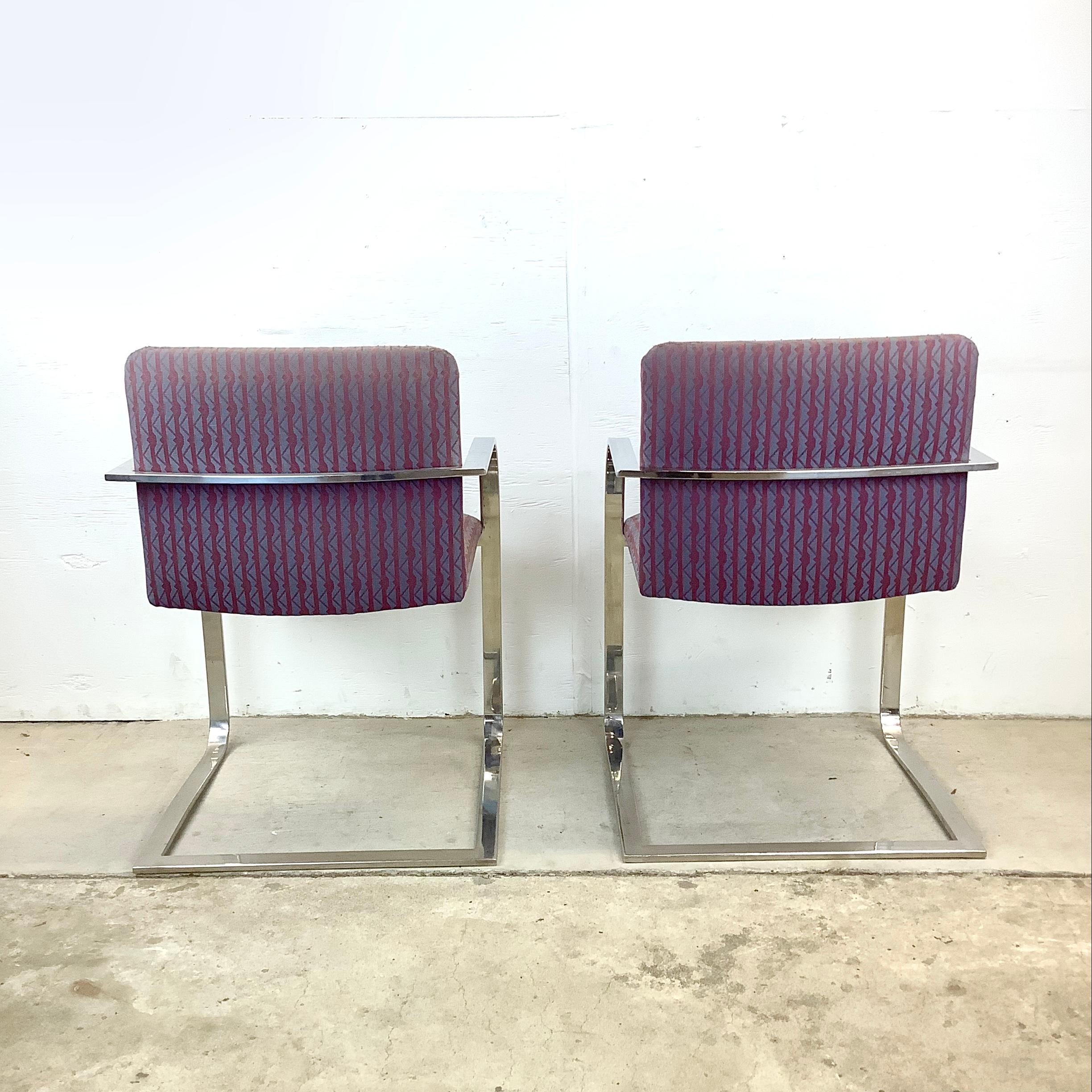 Ein Paar moderne freitragende Vintage-Sessel nach Mies van der Rohe (Moderne der Mitte des Jahrhunderts) im Angebot