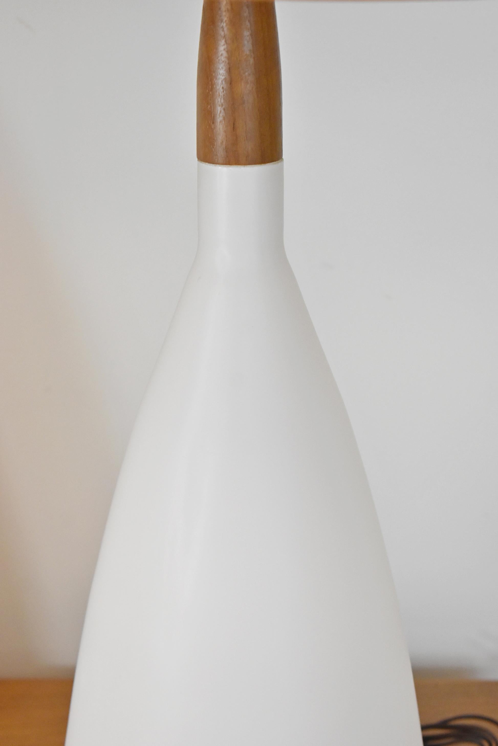 Moderne Paire de lampes de bureau modernes vintage en verre satiné blanc, céramique et teck, Suède en vente