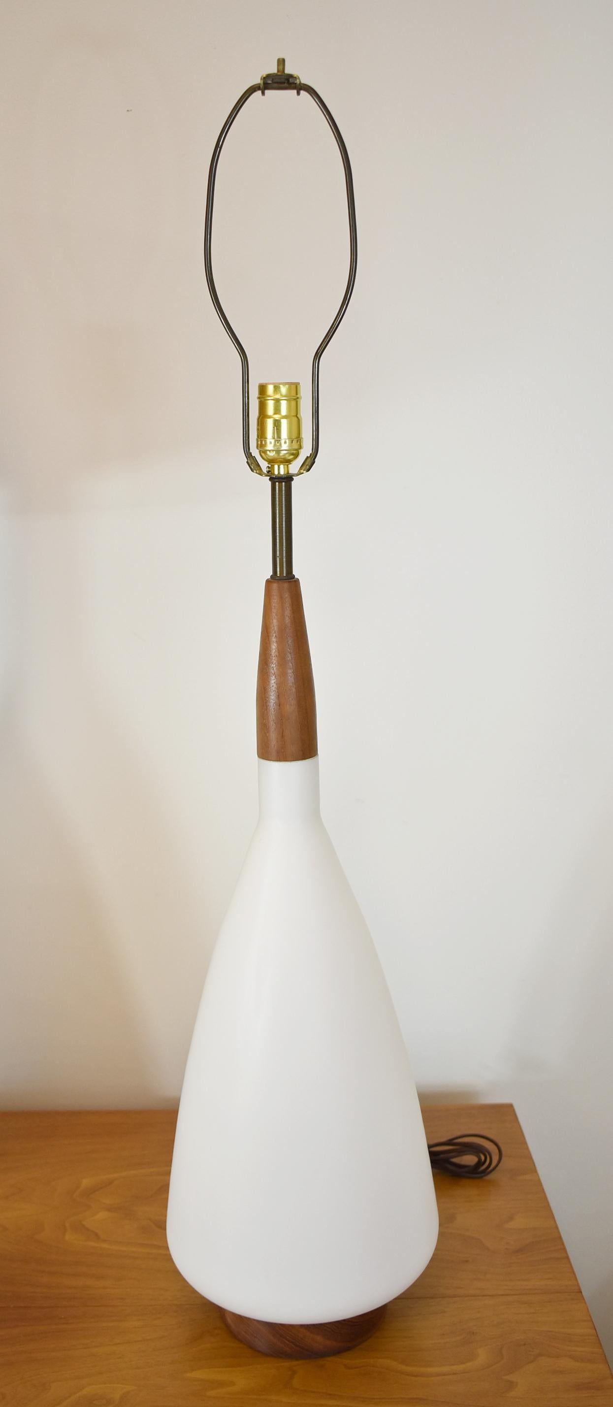 Inconnu Paire de lampes de bureau modernes vintage en verre satiné blanc, céramique et teck, Suède en vente