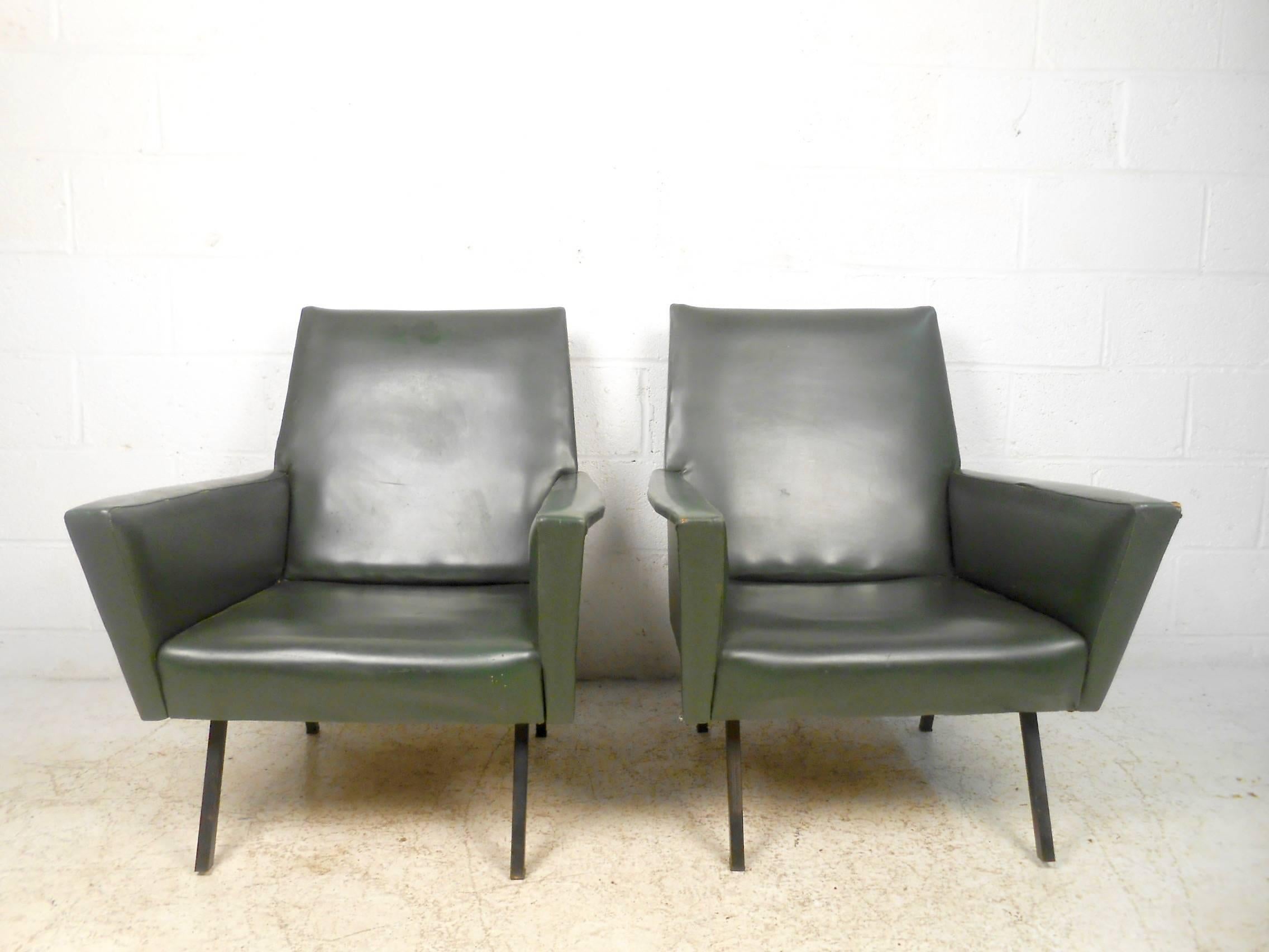 Mid-Century Modern Pair of Vintage Modern Winged Arm Lounge Chairs For Sale
