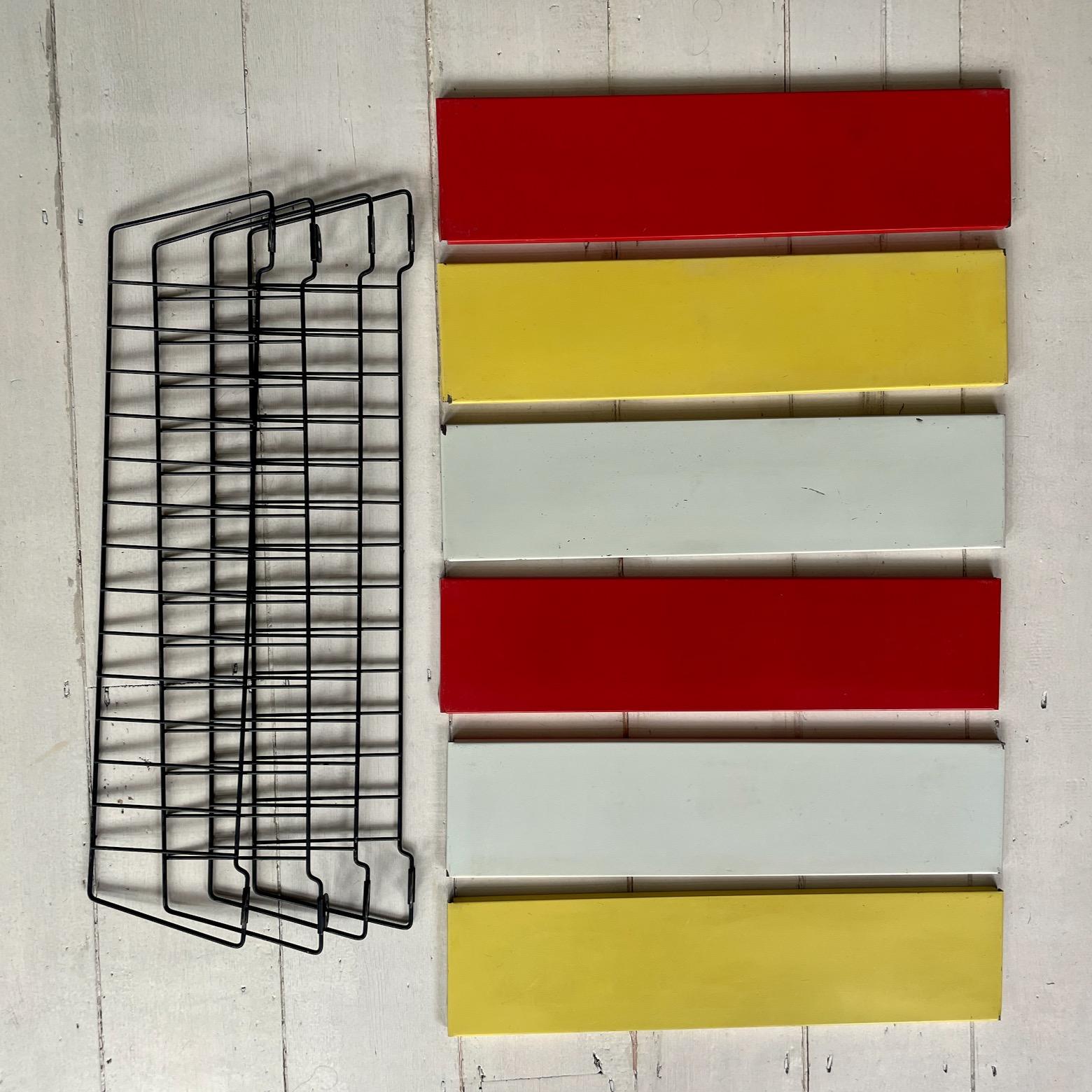 Ein Paar mehrfarbige Tomado Taschen-Wandregale aus der Mitte des Jahrhunderts von Adriaan Dekker, Holland. Sie sind schwer zu bekommen, vor allem als Paar. Zusammengenommen könnten sie auch ein langes 3-Fach-Rack bilden. 