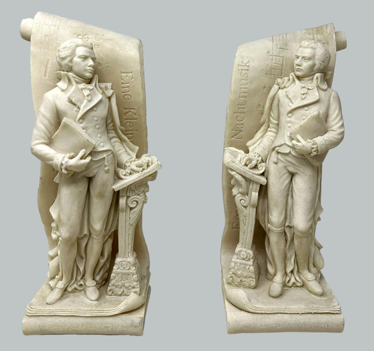 Britannique Paire de sculpteurs musiciens masculins d'antiquités serre-livres Wolfgang Amadeus Mozart en vente