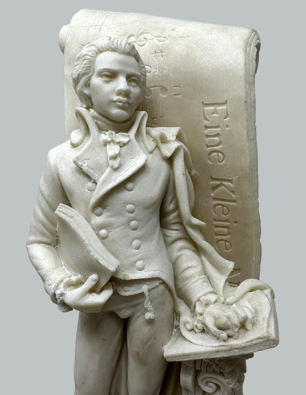 Paire de sculpteurs musiciens masculins d'antiquités serre-livres Wolfgang Amadeus Mozart en vente 1