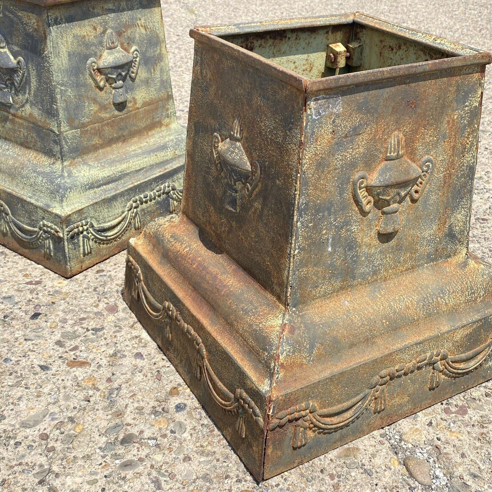 Paire d'urnes de jardin de style néoclassique vintage en fonte verte à base de piédestal en vente 3
