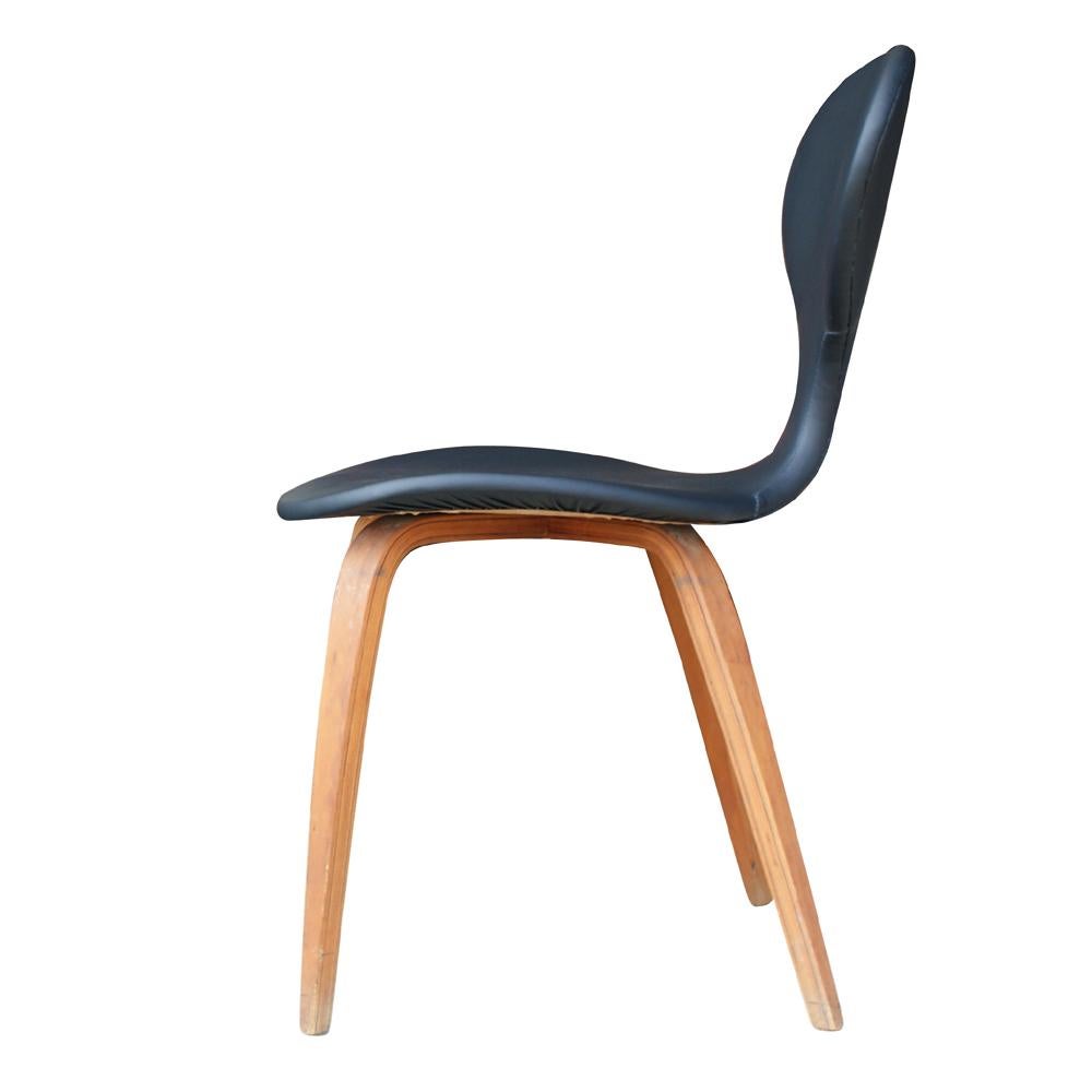 Pareja de sillas vintage Norman Cherner Plycraft de madera y cuero Moderno de mediados de siglo en venta